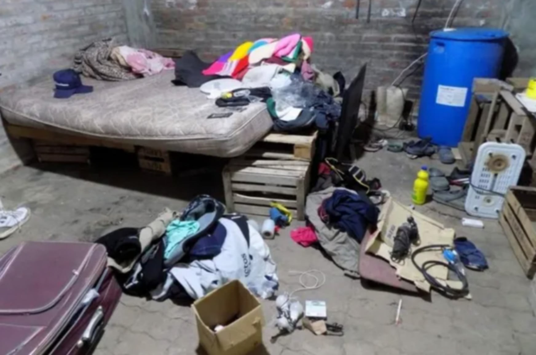 La imagen muestra el deplorable espacio de vida donde se mantenía a trabajadores agrícolas víctimas de explotación laboral en una zona rural de Santa Fe (La Capital)