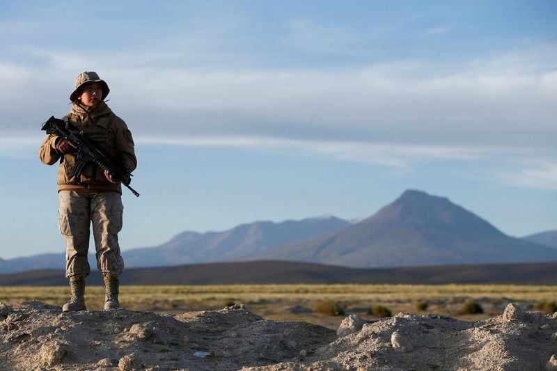 Un soldado chileno hace guardia en un área limítrofe entre Chile y Bolivia luego de la implementación de una nueva ley de infraestructura crítica que busca regular los movimientos transfronterizos, en Colchane, Chile, el 27 de febrero de 2023. REUTERS/Alex Diaz. SIN REVENTAS . SIN ARCHIVOS