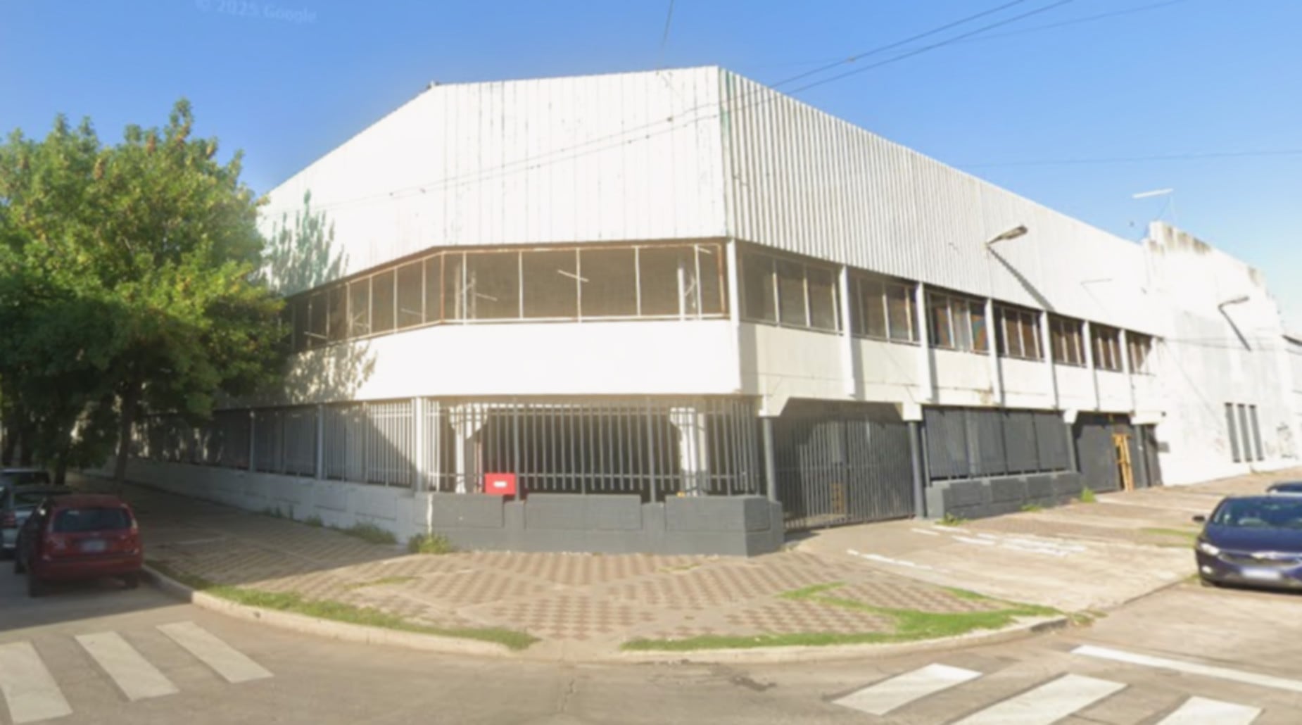 La fachada del supermercado en Rosario donde un hombre resultó baleado tras un ataque y se encontró una nota mafiosa (Google Maps)