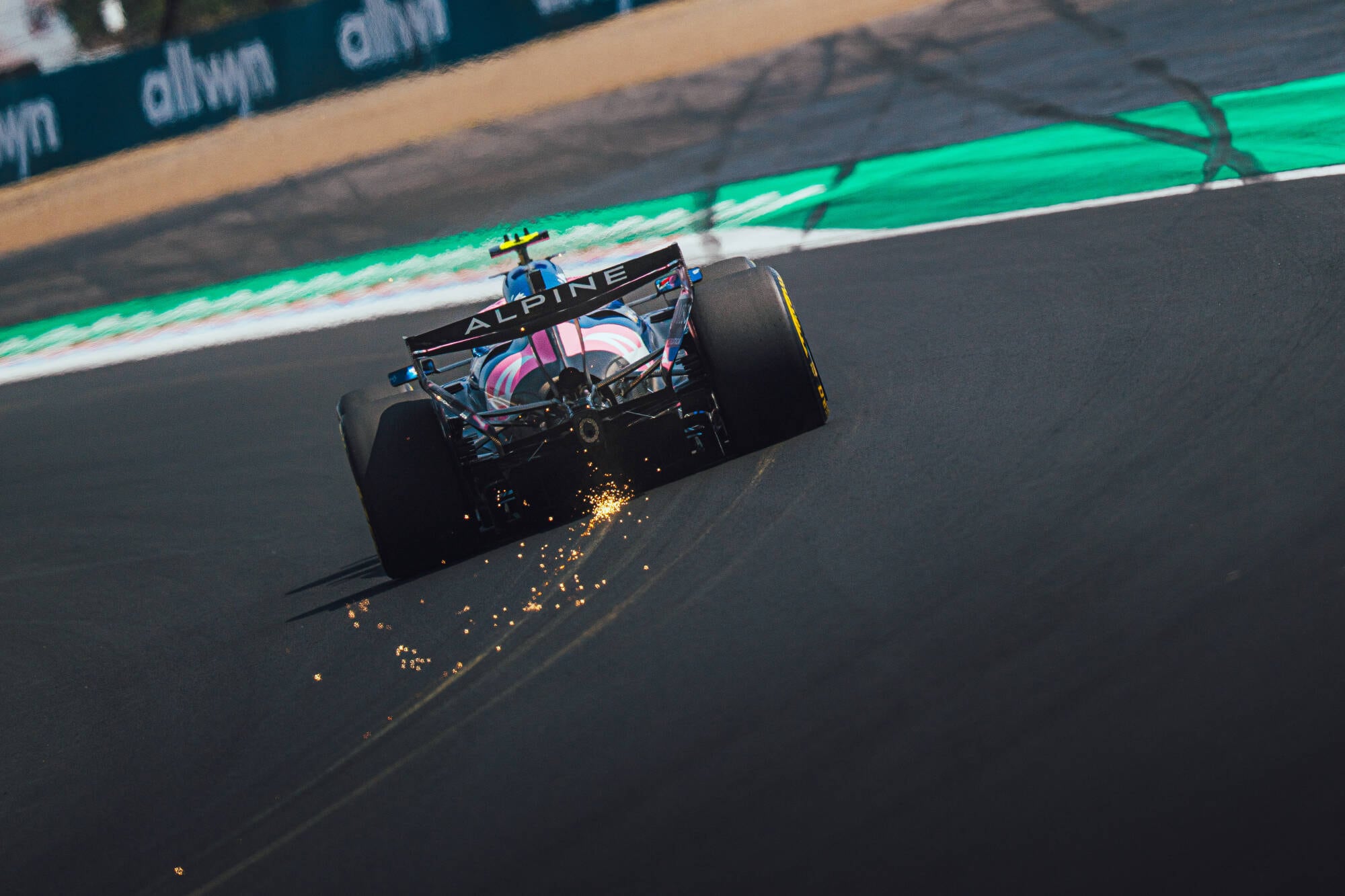 Colapinto en carrera suele dar un salto (@AlpineF1Team / Tom Baigent)