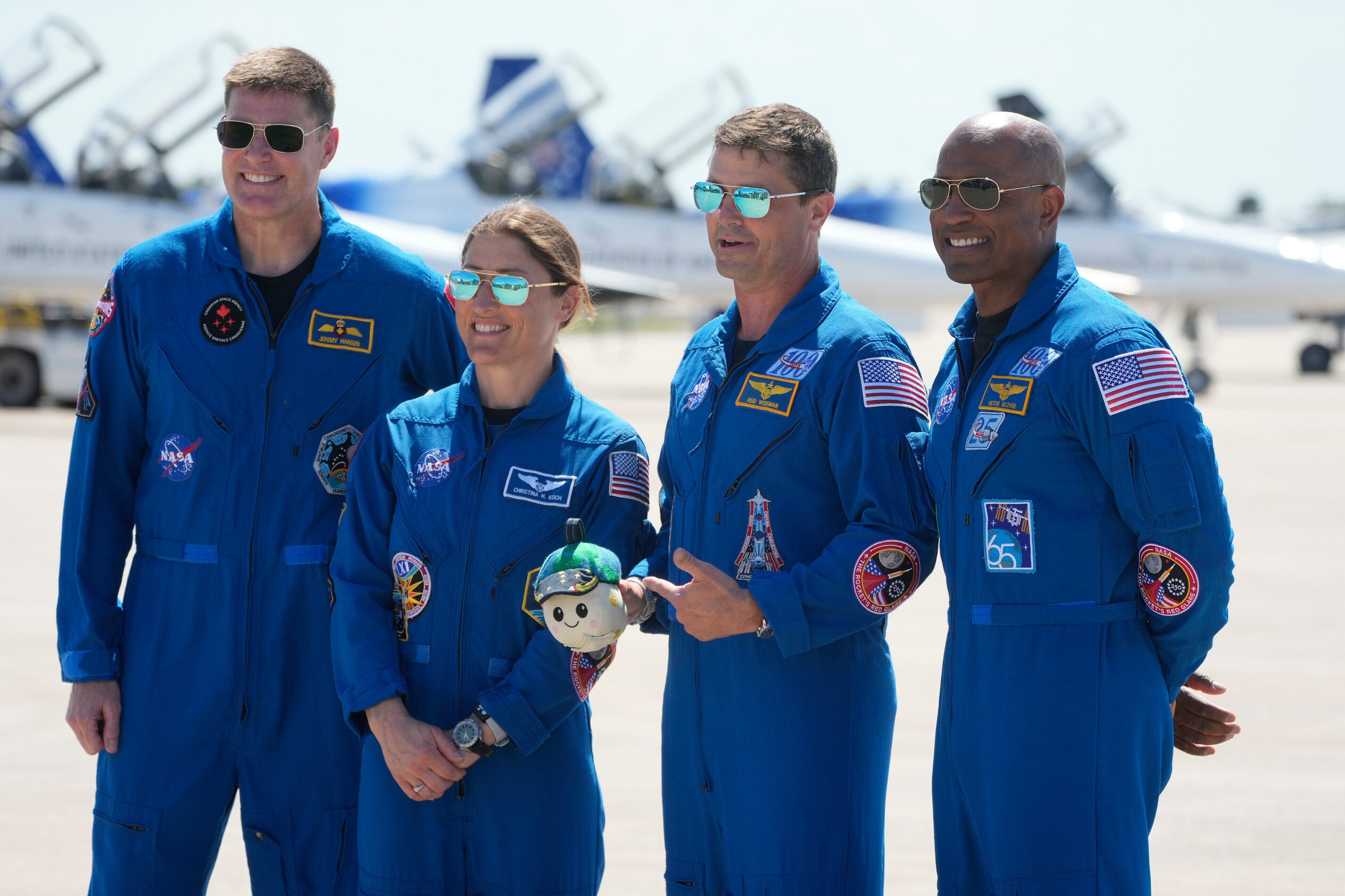 Los miembros de la tripulación de Artemis 2, de izquierda a derecha, el especialista de misión Jeremy Hansen, de Canada, la especialista de misión Christina Koch, el comandante Reid Wiseman, y el piloto Victor Glover, posan para una foto tras su llegada al Centro espacial Kennedy el viernes 27 de marzo de 2026, en Cabo Cañaveral, Florida. (AP Foto/Chris O'Meara)
