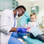 Por qué las caries infantiles pueden predecir enfermedades cardíacas en adultos