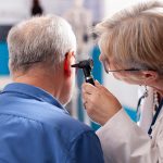 Por qué los especialistas desaconsejan usar hisopos para limpiar los oídos