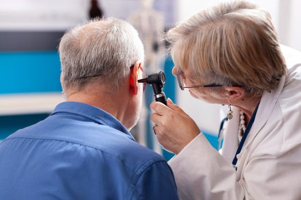 Por qué los especialistas desaconsejan usar hisopos para limpiar los oídos