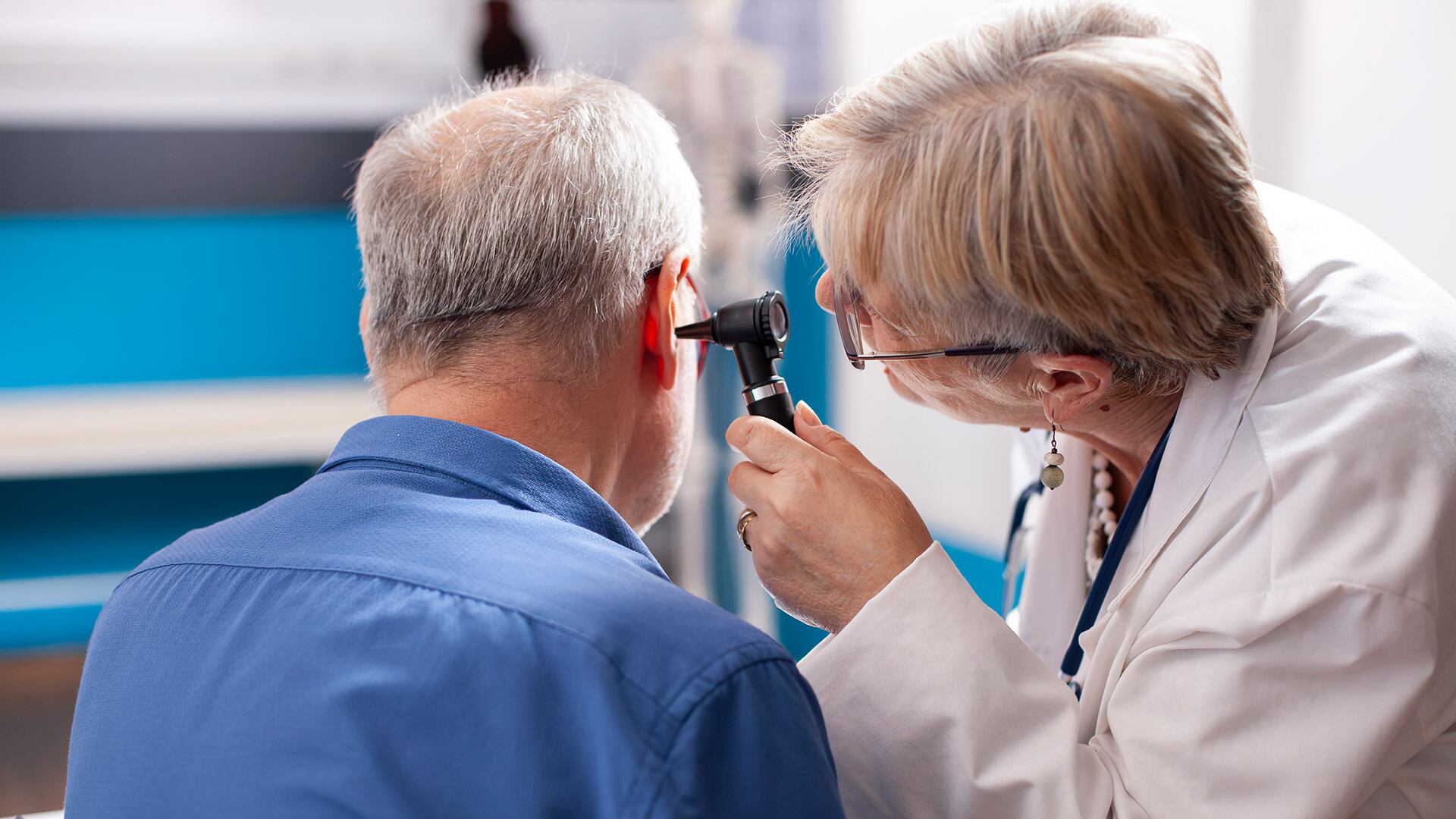 Por qué los especialistas desaconsejan usar hisopos para limpiar los oídos