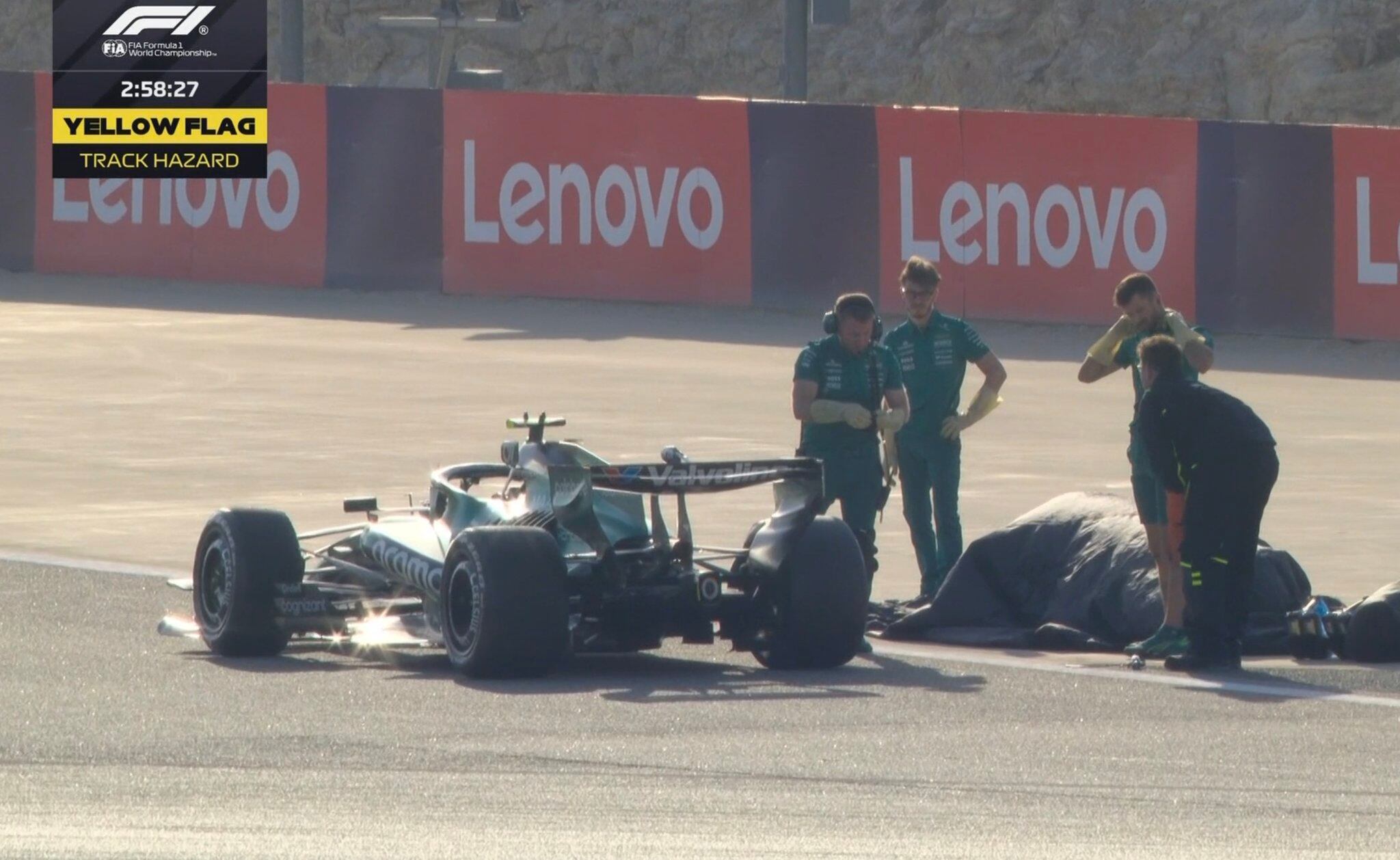 La imagen de los mecánicos de Aston Martin poniéndose los guantes antes de tocar el monoplaza