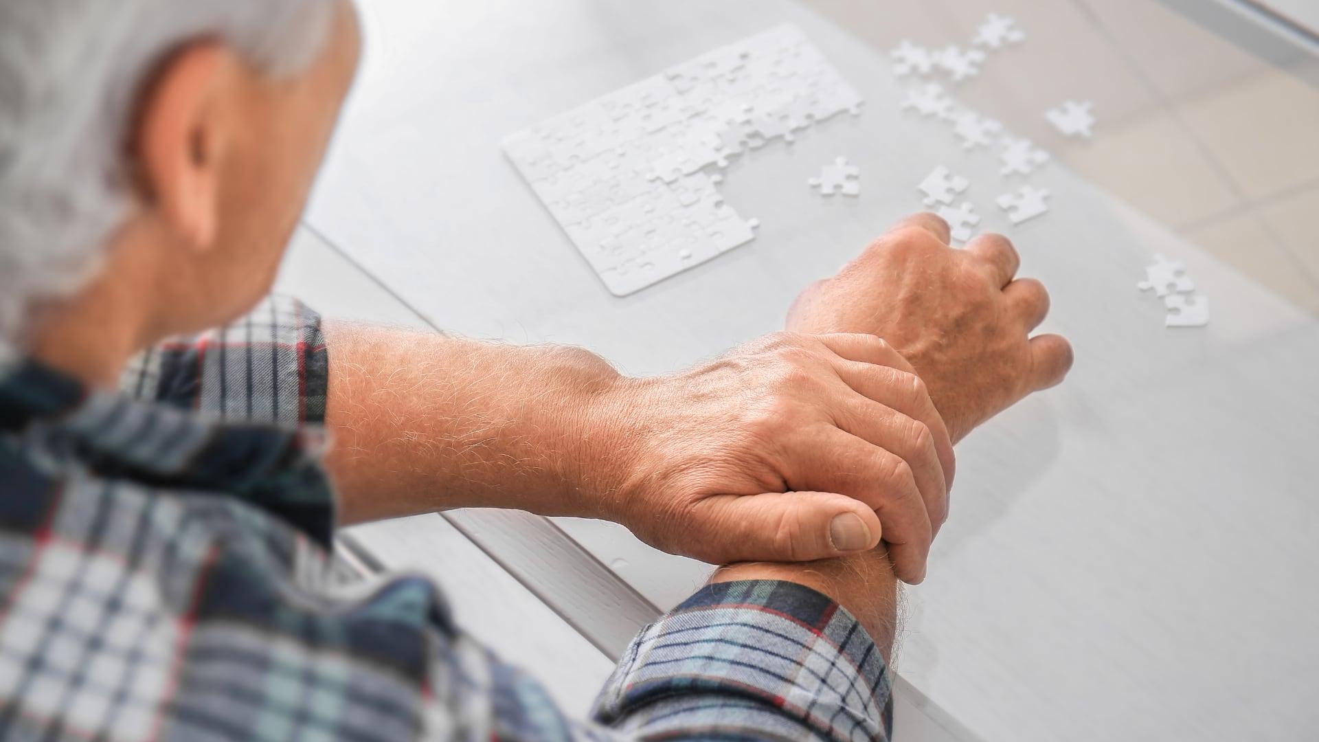 Los hombres muestran mayor prevalencia de rigidez, hipomimia, trastornos del habla y deterioro motor objetivo (Canva)