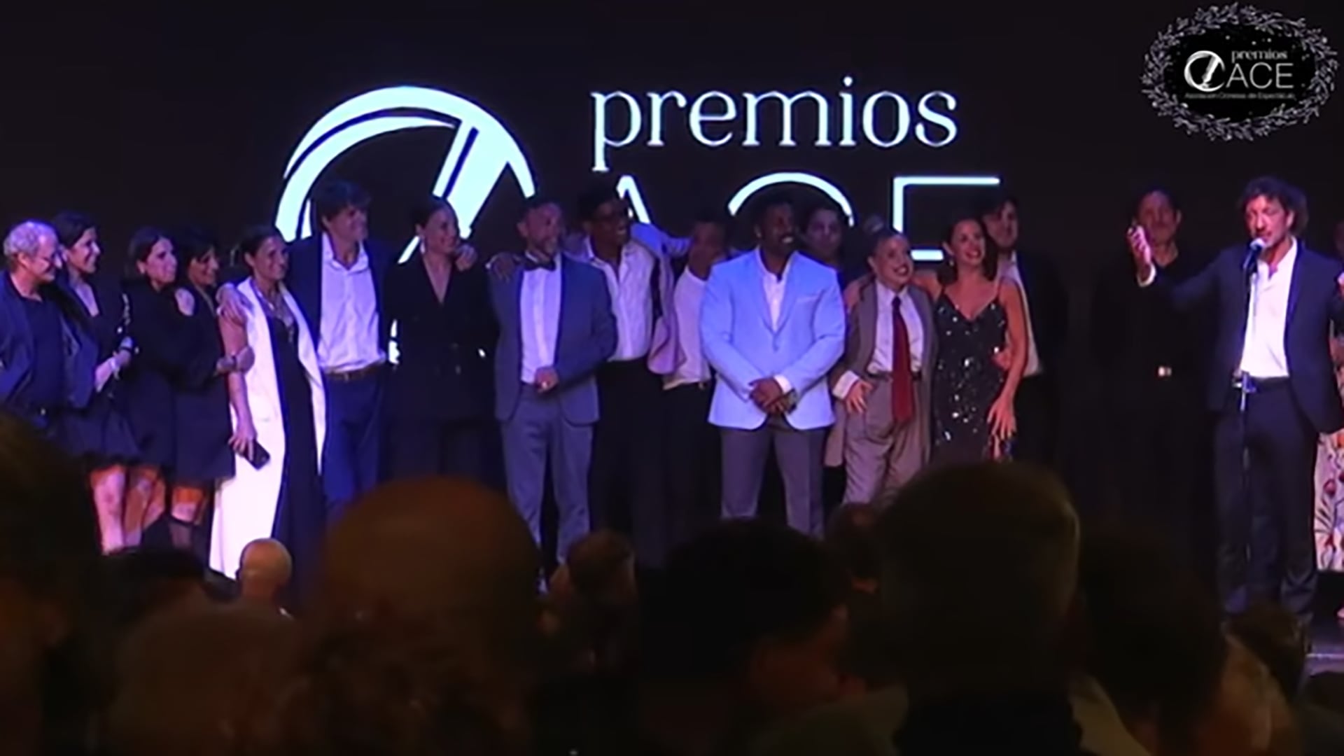 Nicolás Vázquez, junto al elenco y la producción de 'Rocky', recibió el premio ACE de Oro