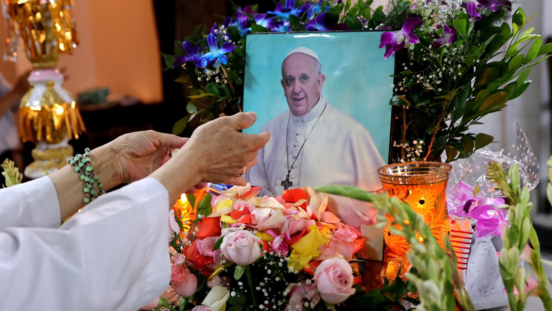 Este martes 17 de marzo la UCA conmemora la creación del área de Compromiso Social y Extensión a instancias del entonces Gran Canciller de la Universidad, Jorge Bergoglio, futuro papa Francisco (EFE/EPA/PIYAL ADHIKARY)