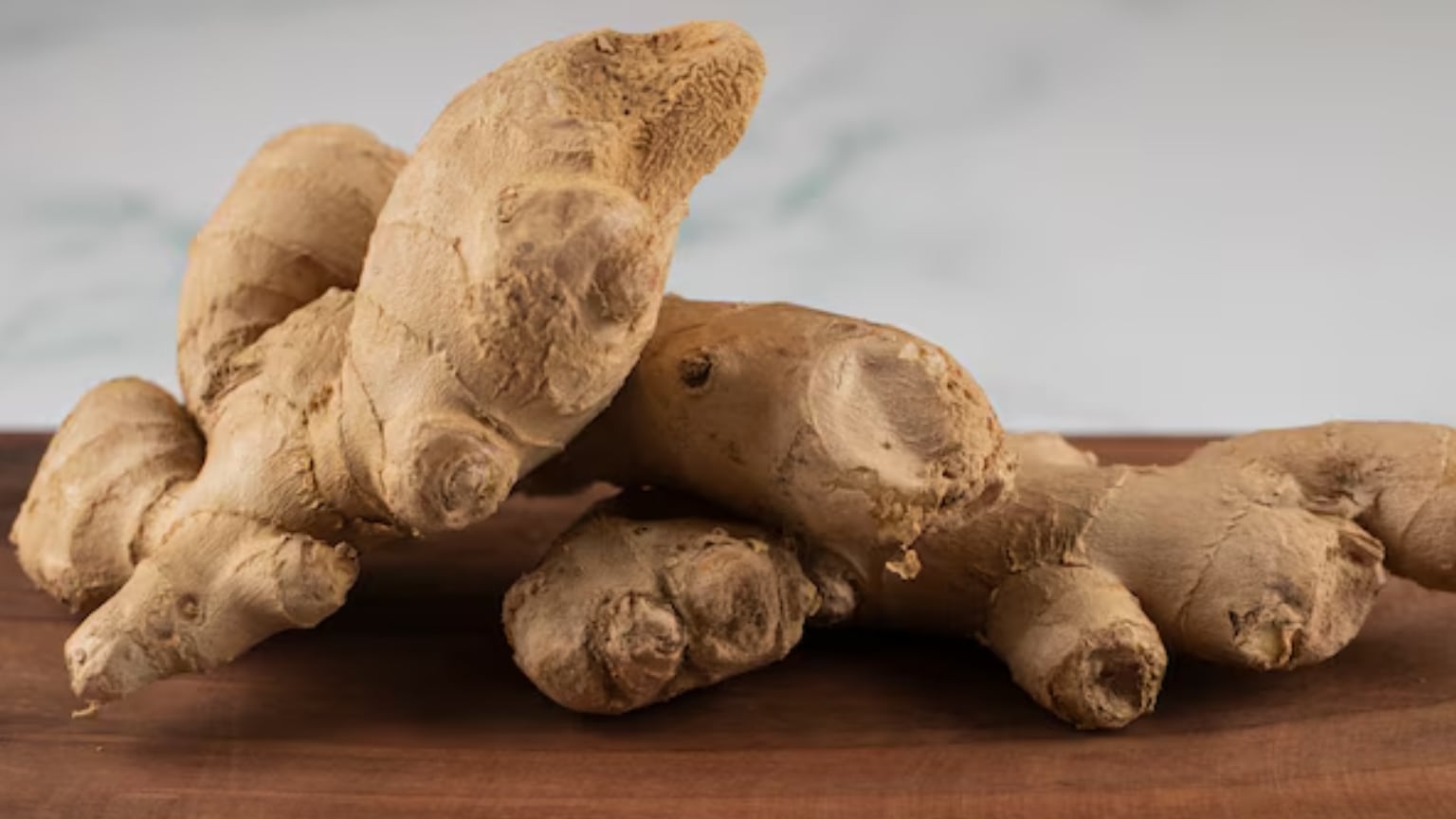 El jengibre contiene compuestos activos como el gingerol y el shogaol (Freepik)