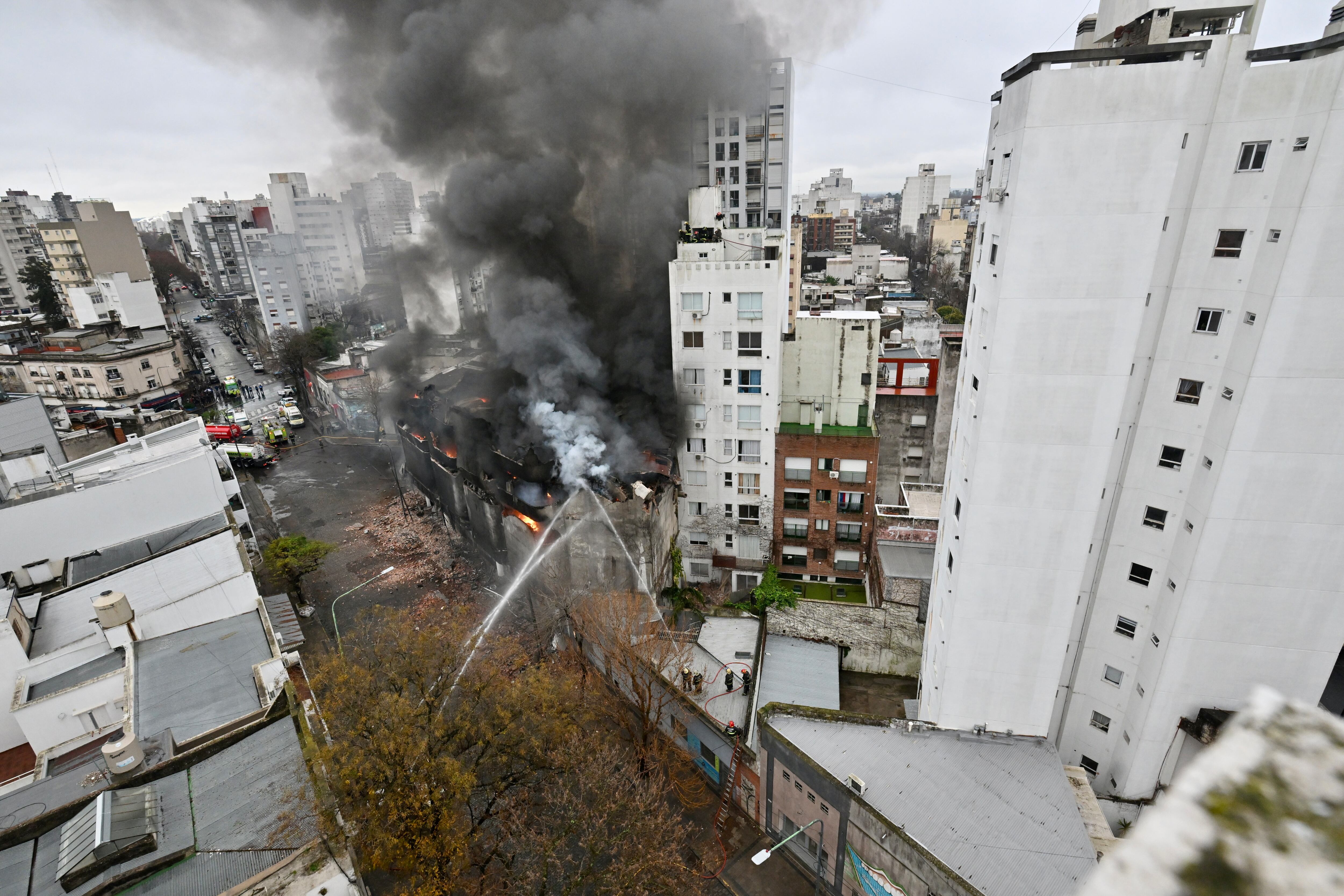 El fuego se propagó rápidamente y provocó saños en viviendas linderas (Fotografía: AG La Plata)