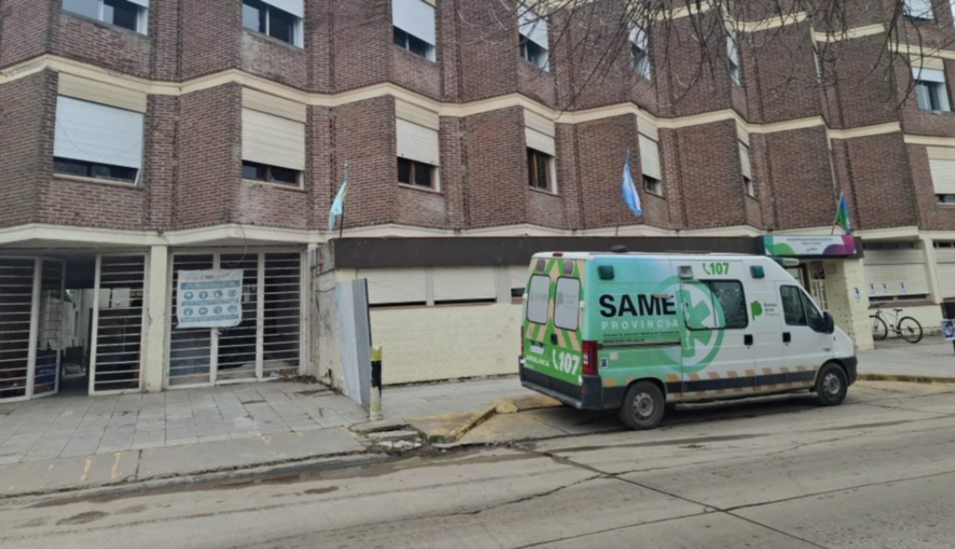 Ambulancia del SAME y fachada del Hospital Municipal de Balcarce, donde se dispuso una prohibición de acercamiento para padres involucrados en un caso de menores y cocaína. (La Capital de Mar del Plata)