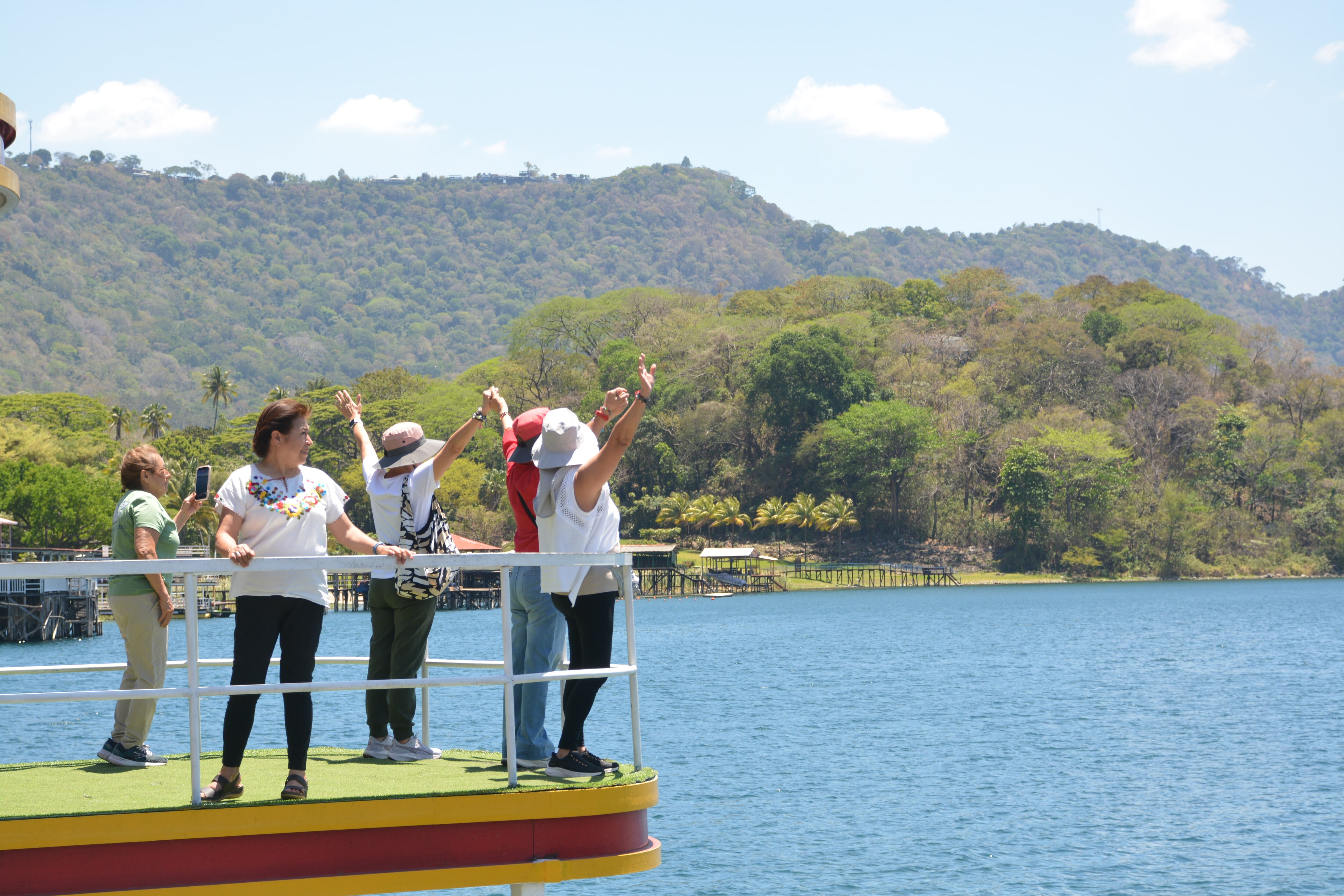 El lago de Coatepeque es uno de los destinos más visitados durante la temporada de Semana Santa por turistas nacionales e internacionales.
