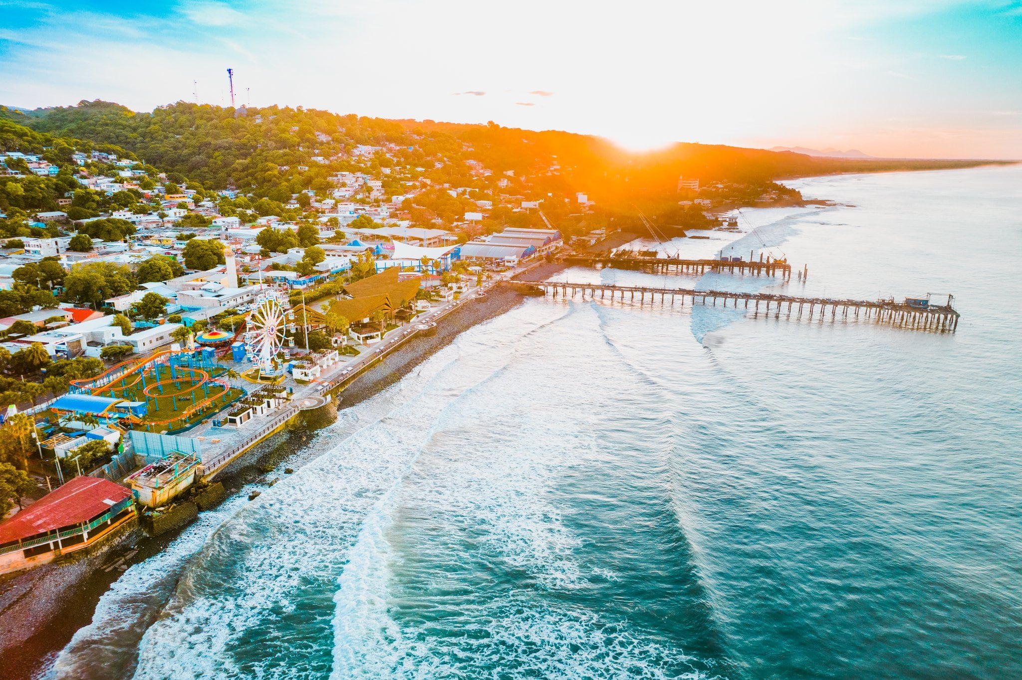 El malecón y parque de diversiones en La Libertad atrae a cientos de turistas anualmente./(Ministerio de Obras Públicas).