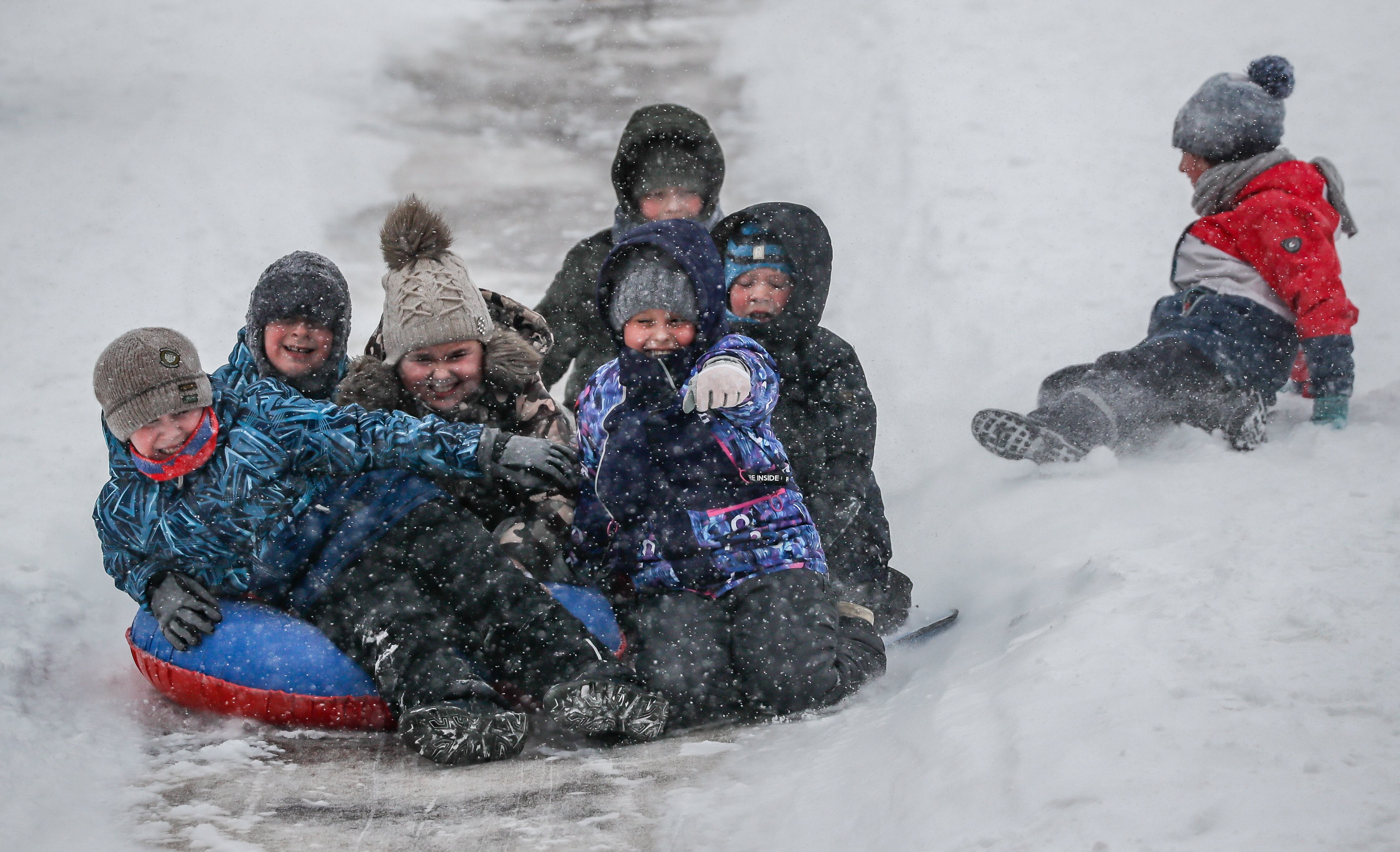 Niños en un parque durante una nevada en Moscú. (EFE/ Yuri Kochetkov/Archivo)