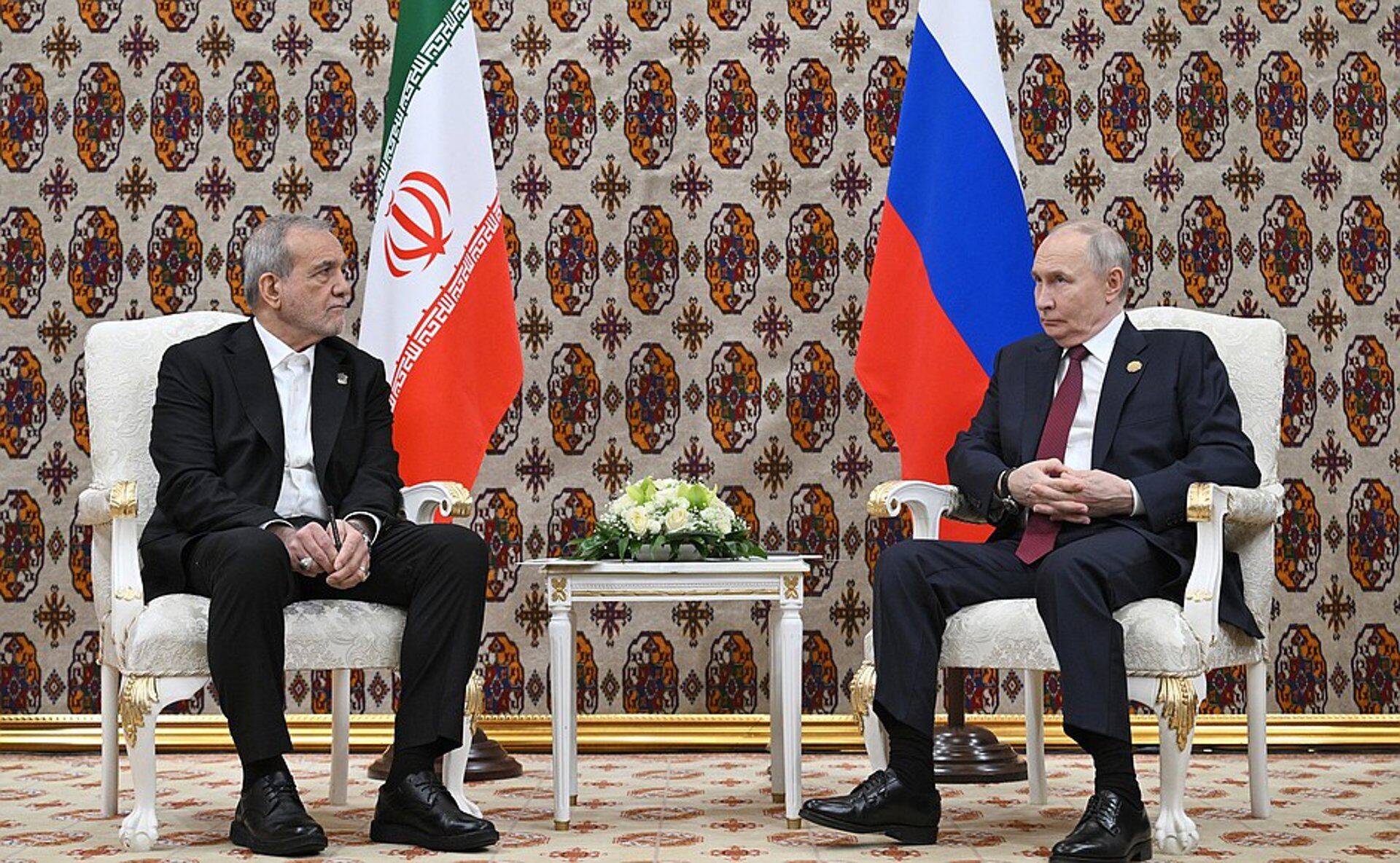 El presidente ruso, Vladimir Putin, se reúne con el presidente iraní, Masoud Pezeshkian, en Asjabad, Turkmenistán, el 12 de diciembre de 2025. Europa Press