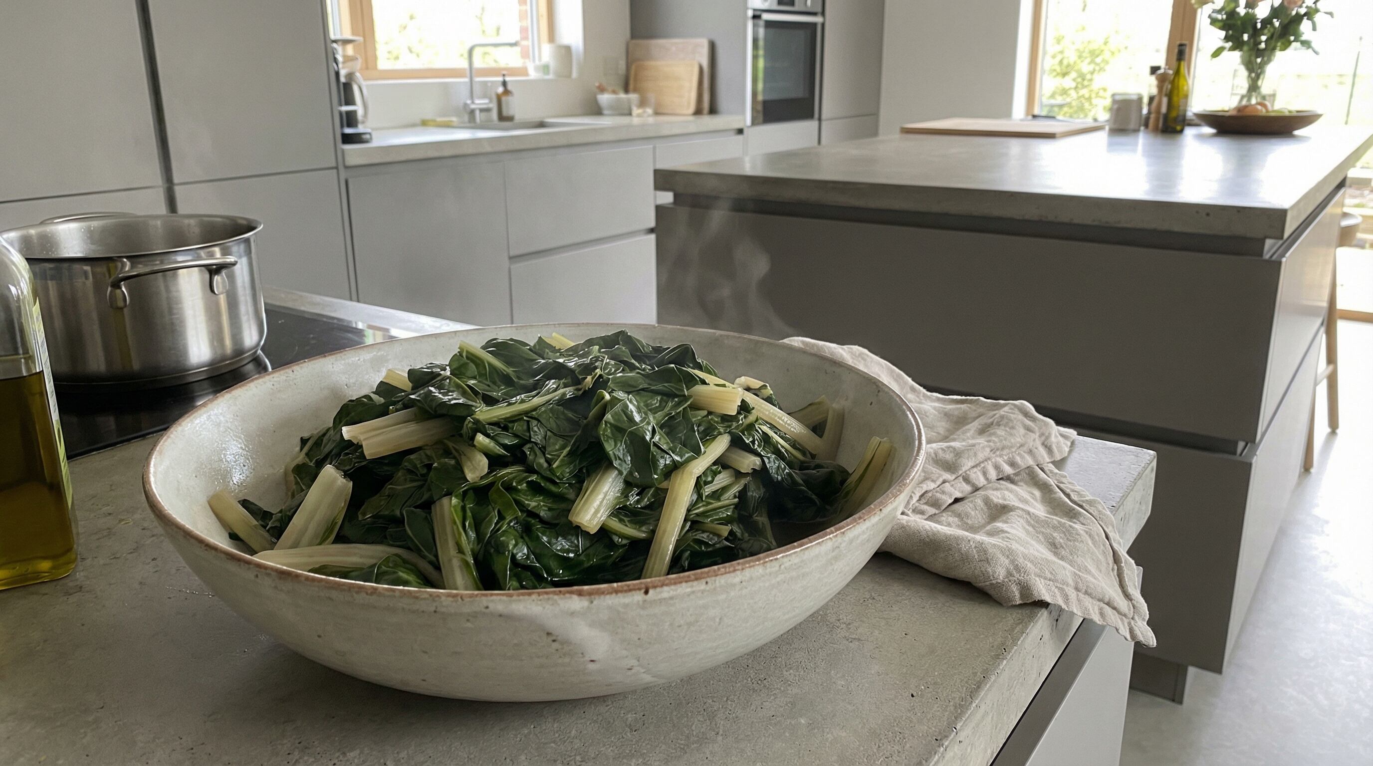 Rica en antioxidantes y fitonutrientes, la acelga ayuda a reducir el riesgo de enfermedades crónicas y el daño celular (Imagen Ilustrativa Infobae)