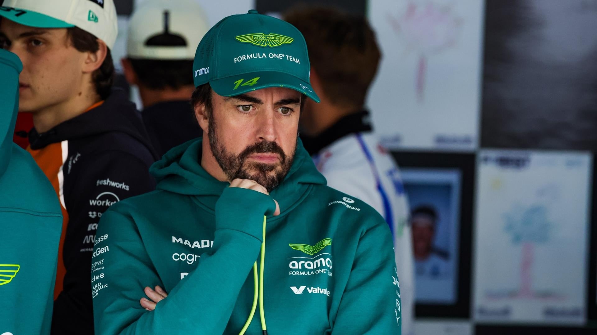 El piloto español Fernando Alonso. Las condiciones extremas de las carreras de Fórmula 1, combinadas con posturas forzadas y vibración mecánica, aumentan el riesgo de fatiga muscular, debilidad en manos y brazos, y aparición de contracturas persistentes en profesionales de alto rendimiento. (Europa Press)