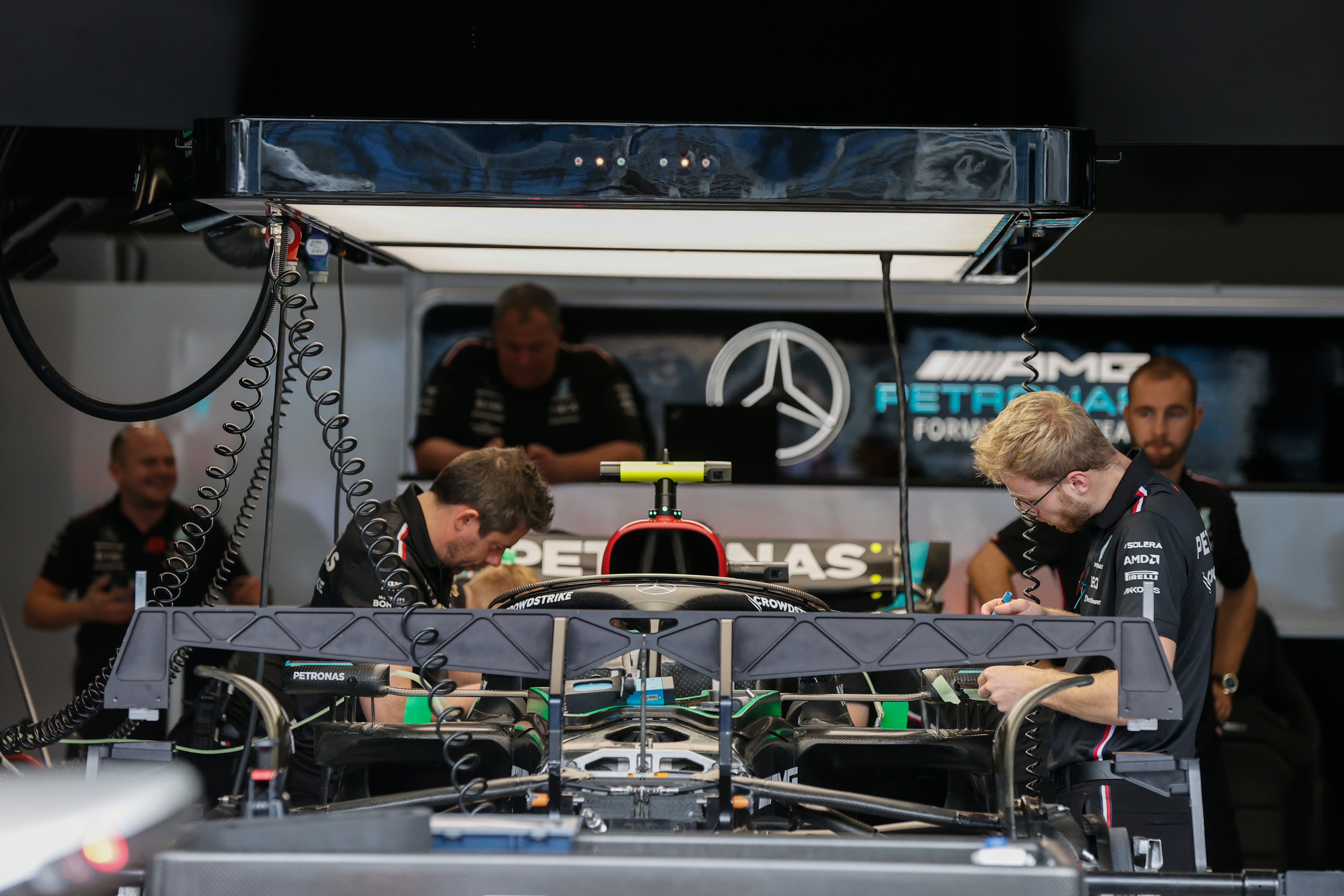 Cada piloto tolera de manera diferente la vibración según su experiencia y condición física, mientras que las modificaciones en la transmisión o dinámica del coche buscan reducir los riesgos para la salud y el rendimiento. EFE/Sebastião Moreira