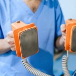 Qué hacer ante un infarto si estás solo en casa: las medidas que pueden salvar la vida, según expertos