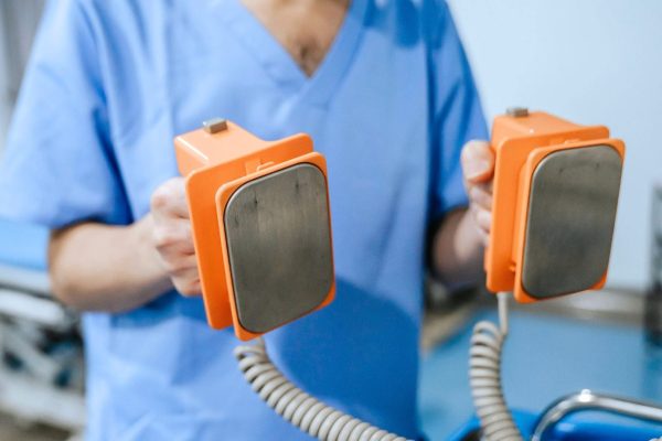 Qué hacer ante un infarto si estás solo en casa: las medidas que pueden salvar la vida, según expertos