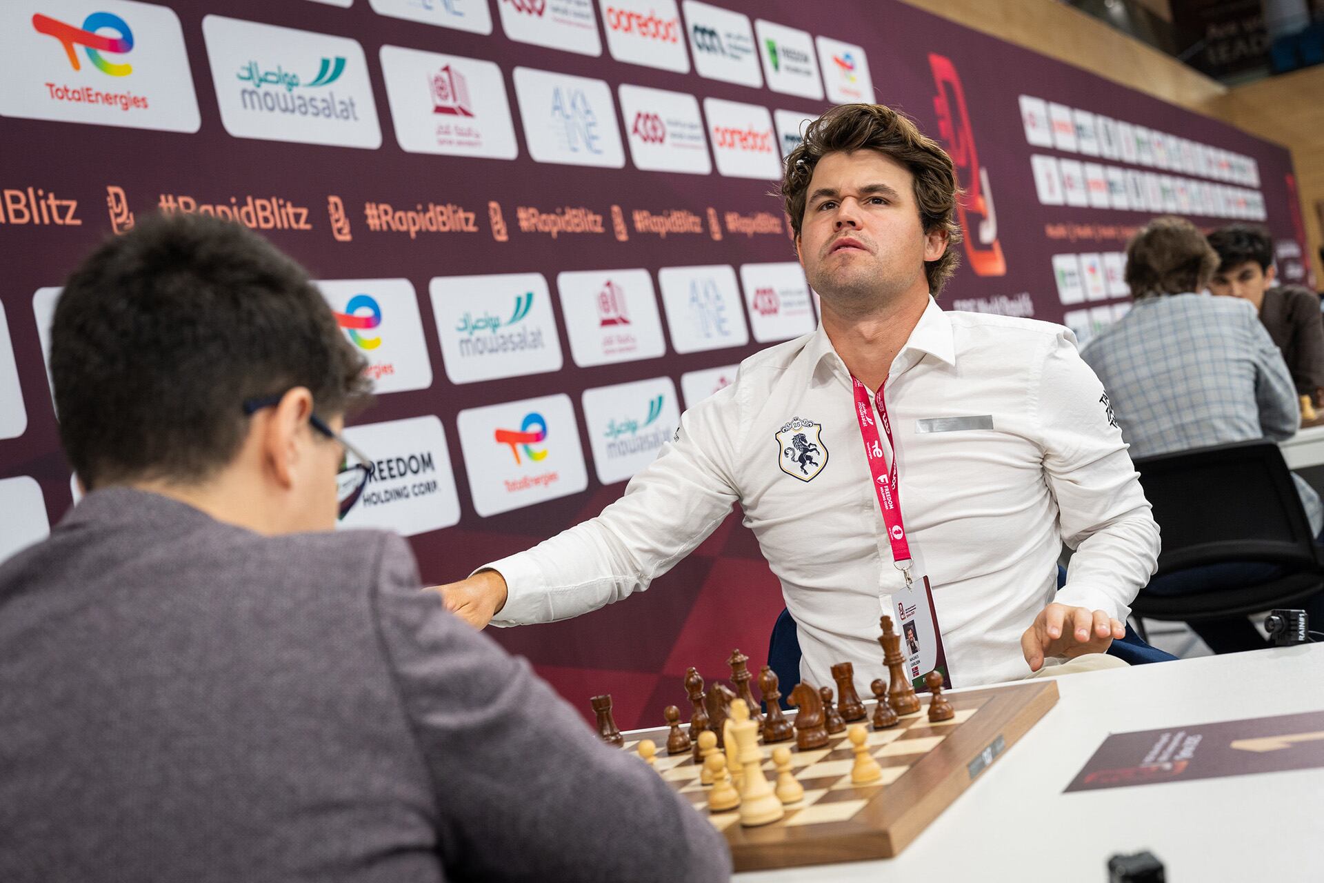 En 2004, con 13 años, 4 meses, 27 días, el noruego Magnus Carlsen alcanzó el título de Gran Maestro