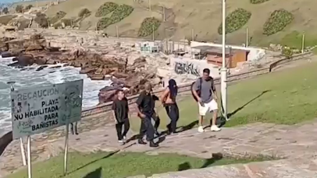 “¿Querés ganar plata Laburá”: vecinos atraparon y golpearon a un motochorro en una playa de Mar del Plata
