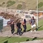 “¿Querés ganar plata Laburá”: vecinos atraparon y golpearon a un motochorro en una playa de Mar del Plata