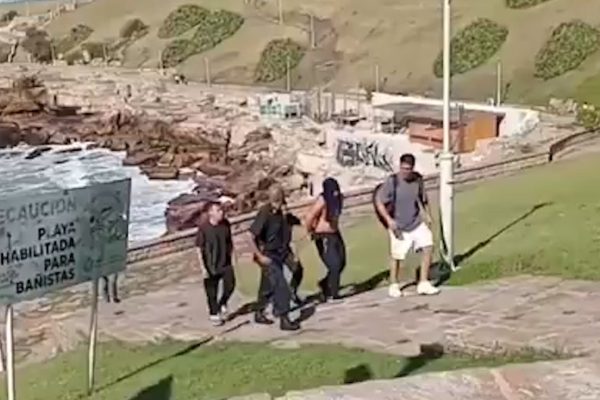 “¿Querés ganar plata Laburá”: vecinos atraparon y golpearon a un motochorro en una playa de Mar del Plata