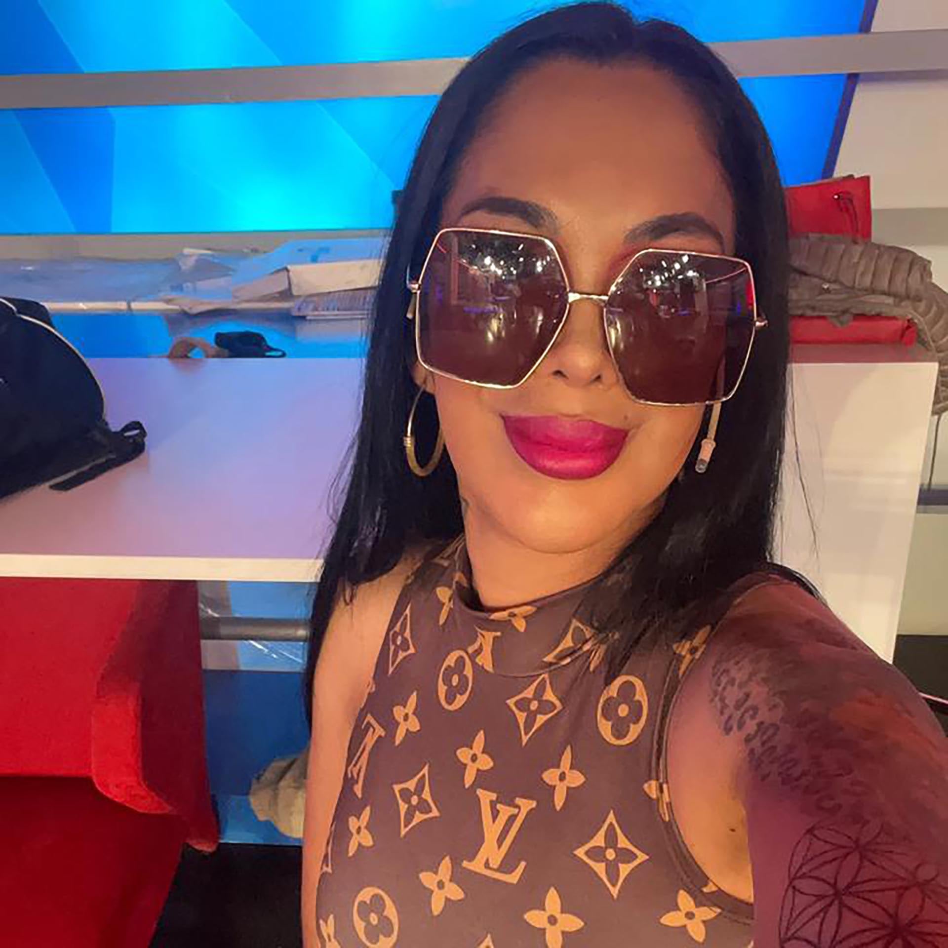 Con 47 años, Jessica Maciel nació en Los Polvorines y se crió en Grand Bourg, consolidándose como personalidad del conurbano bonaerense