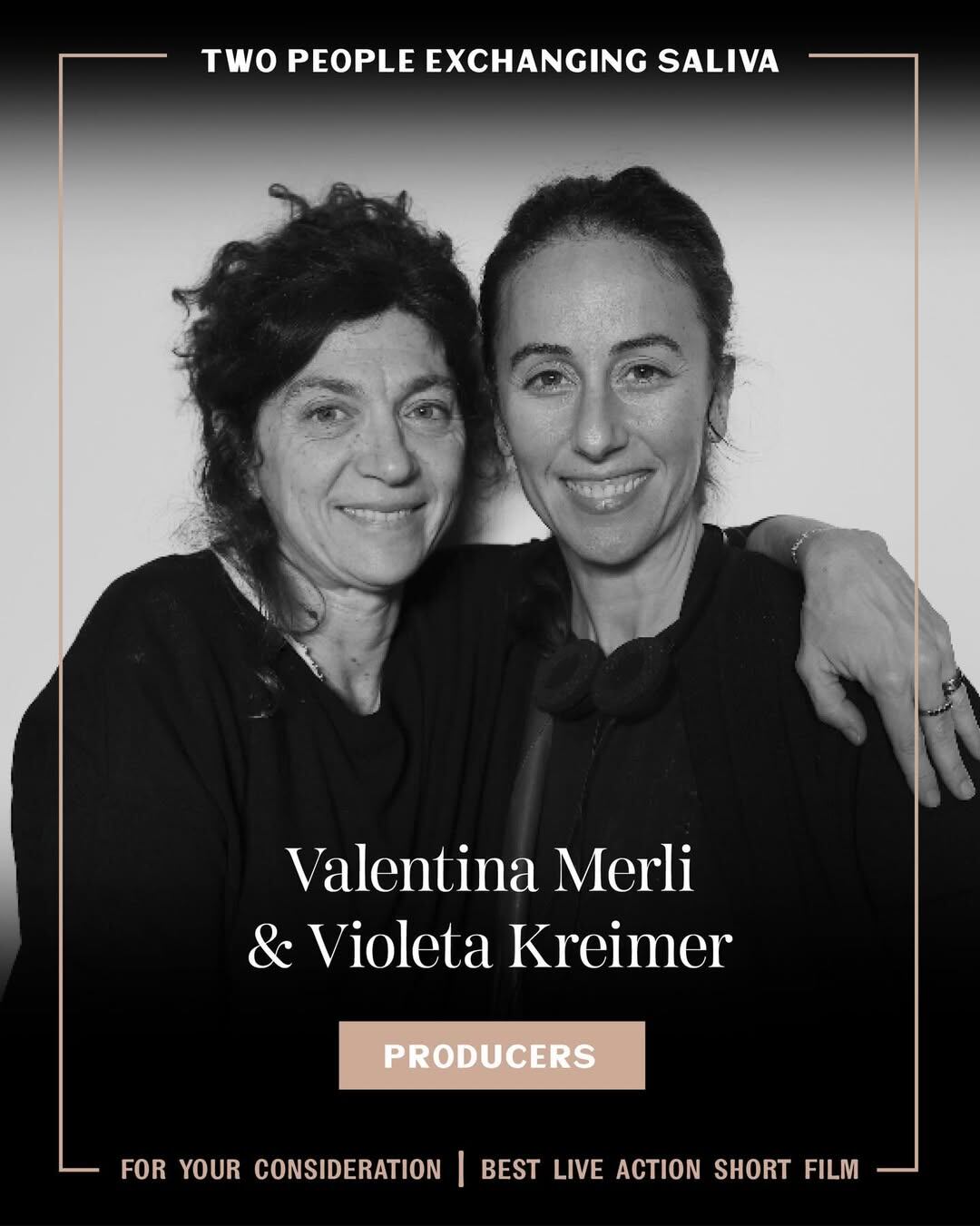 Las productoras Valentina Merli y Violeta Kreimer posan juntas en un póster promocional de su cortometraje Deux personnes échangeant de la salive, nominado a mejor cortometraje de acción real