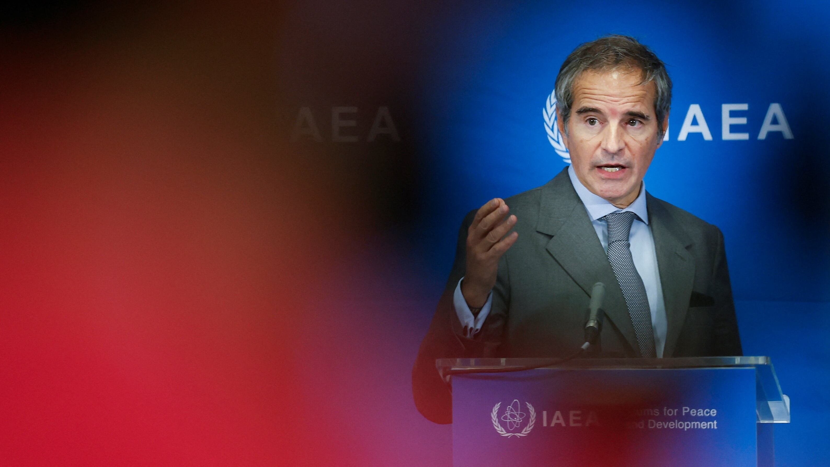 Rafael Grossi, del OIEA, habla con los periodistas durante la reunión trimestral de la Junta de Gobernadores en Viena, Austria, el 2 de marzo de 2026 (Reuters)