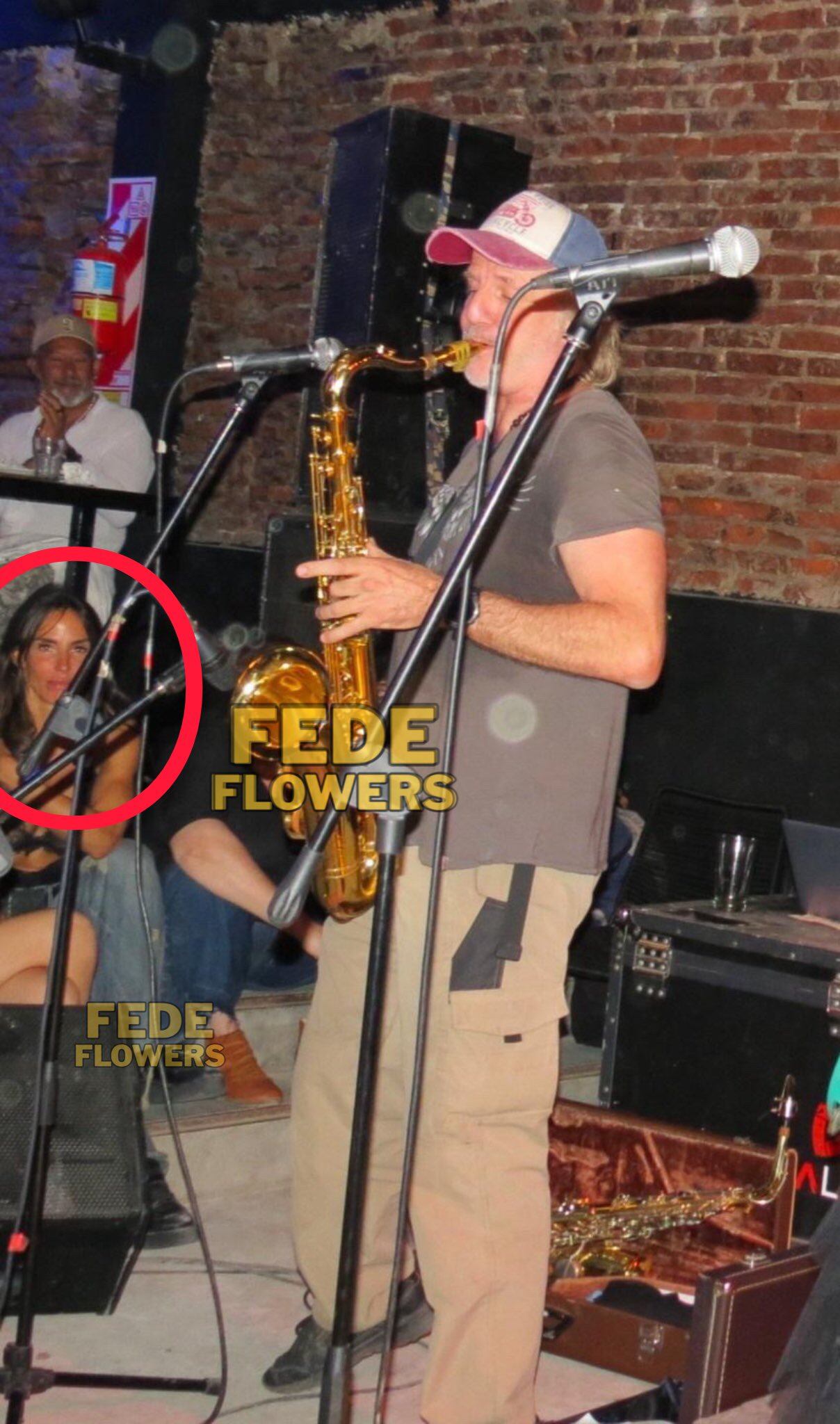 Las fotos difundidas muestran a la modelo observando de cerca el show de Facundo Arana, avivando especulaciones sobre su vínculo actual