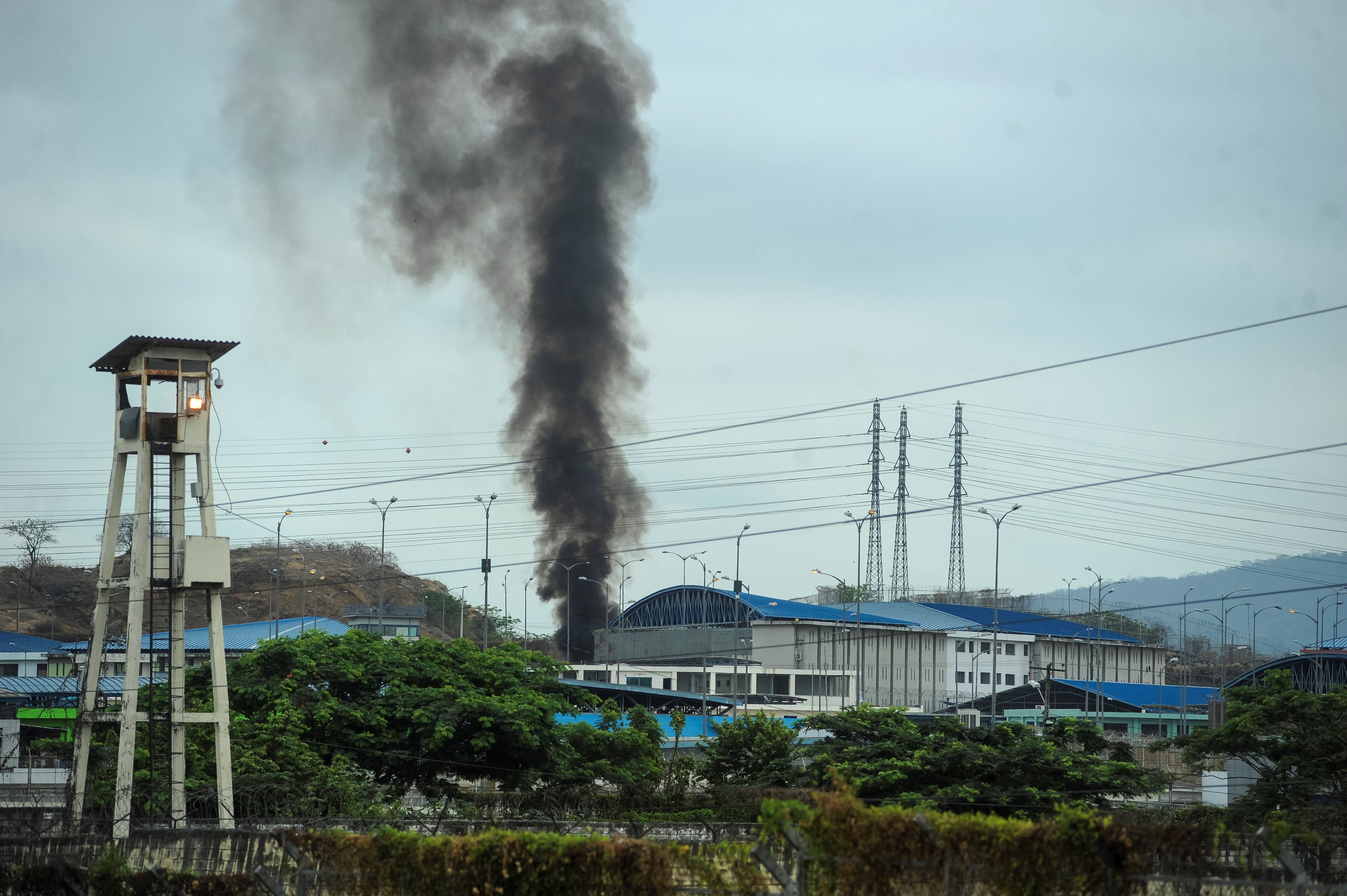 Vista de humo que sale del interior de la penitenciaría del Litoral en Guayaquil (Ecuador). Foto de archivo. EFE/Juan Diego Montenegro 