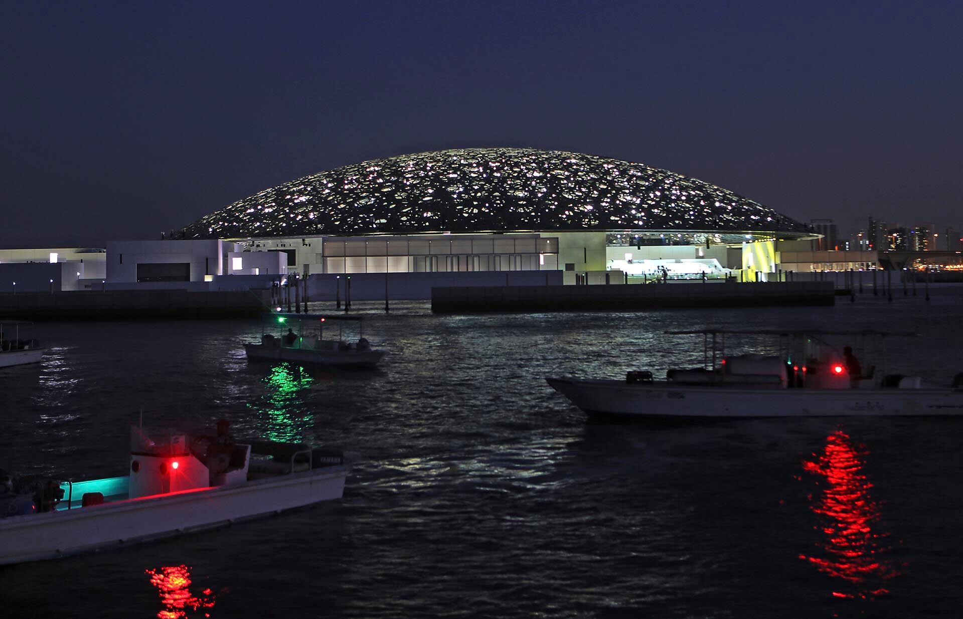 El Louvre Abu Dhabi permanece abierto pese a más de 1.800 ataques con drones y misiles contra Emiratos Árabes Unidos desde el estallido del conflicto regional (Foto: AP Photo/Kamran Jebreili)