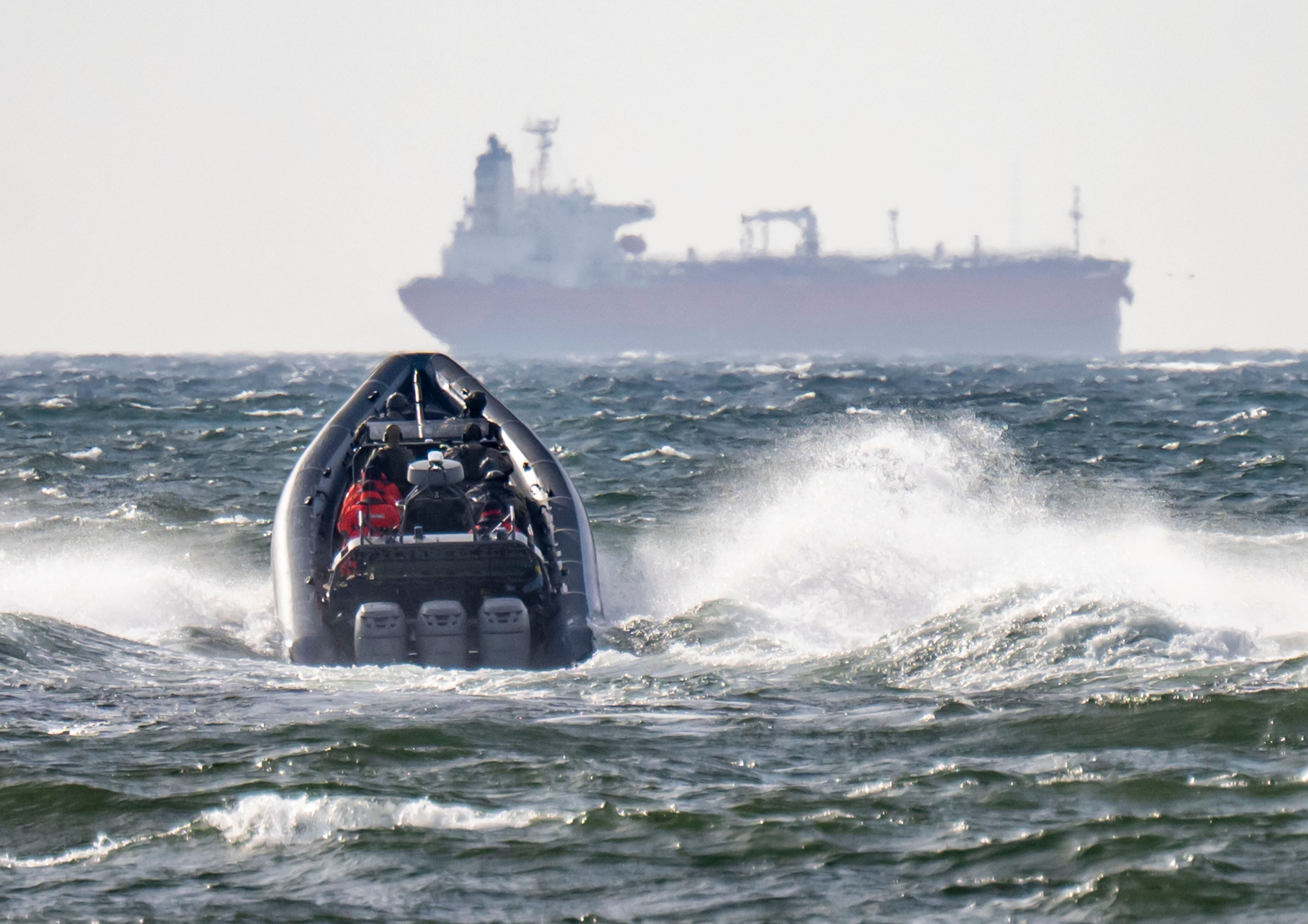 El Grupo Operativo Nacional de la Policía sueca y la Guardia Costera se dirigen al petrolero Sea Owl I, que ya ha sido abordado, en las afueras de Trelleborg, Suecia, el viernes 13 de marzo de 2026 (Johan Nilsson/TT vía AP)