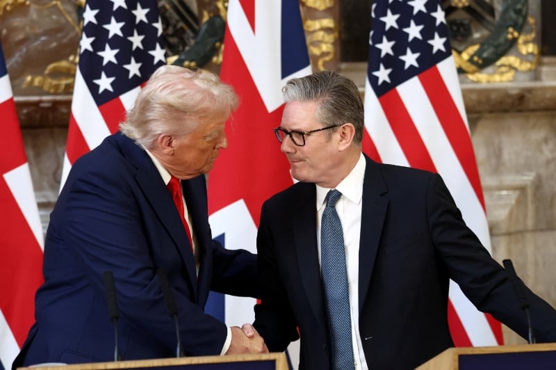 El primer ministro británico, Keir Starmer, analizó la situación de seguridad en Medio Oriente con el presidente estadounidense Donald Trump, mediante una llamada telefónica en la que abordó la cooperación bilateral en materia de defensa (REUTERS/Kevin Lamarque/Archivo)