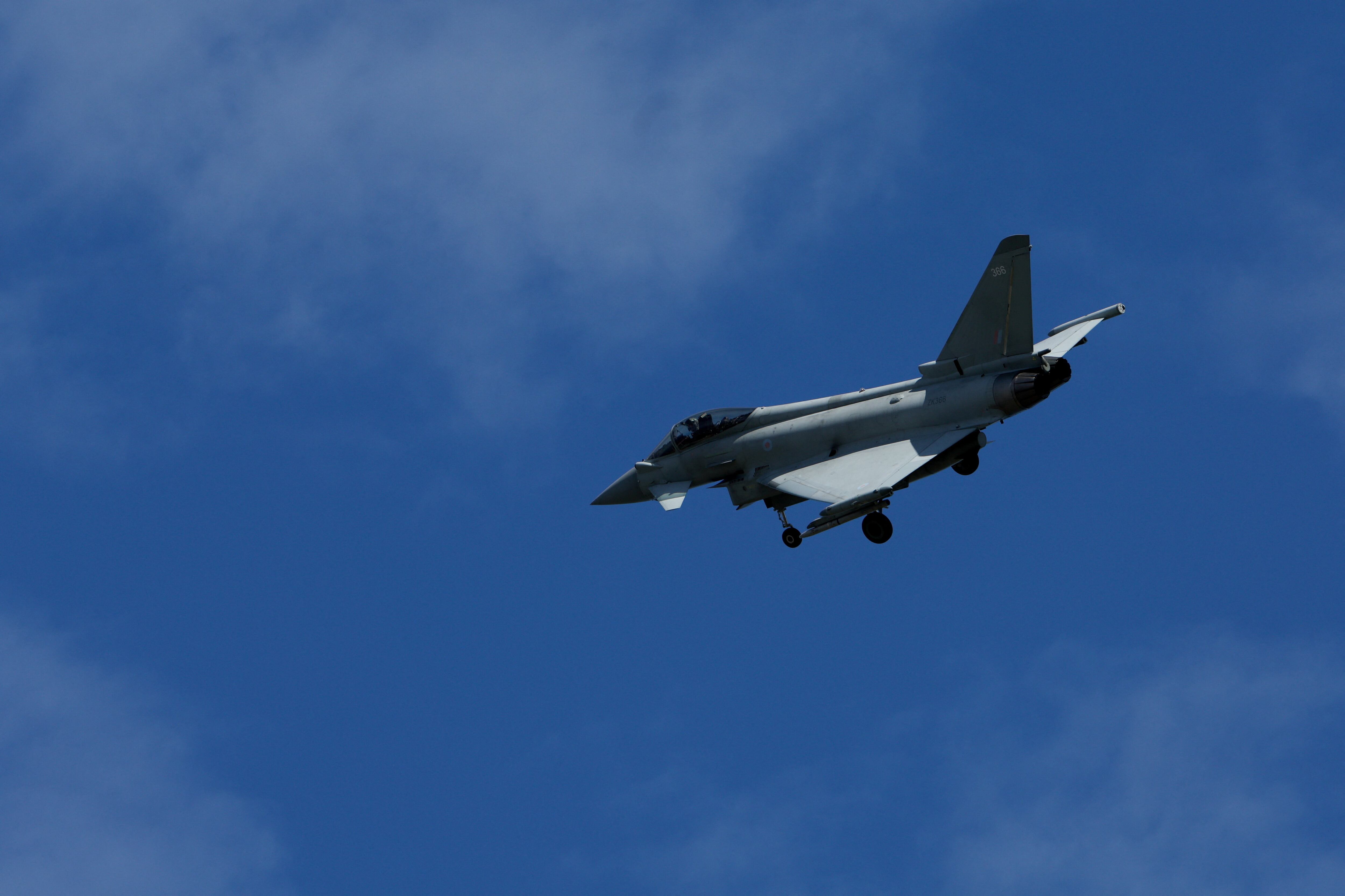 Un caza Typhoon de la Real Fuerza Aérea británica (RAF) sobrevuela Lossiemouth, en Escocia, Reino Unido (REUTERS/Russell Cheyne/Archivo)