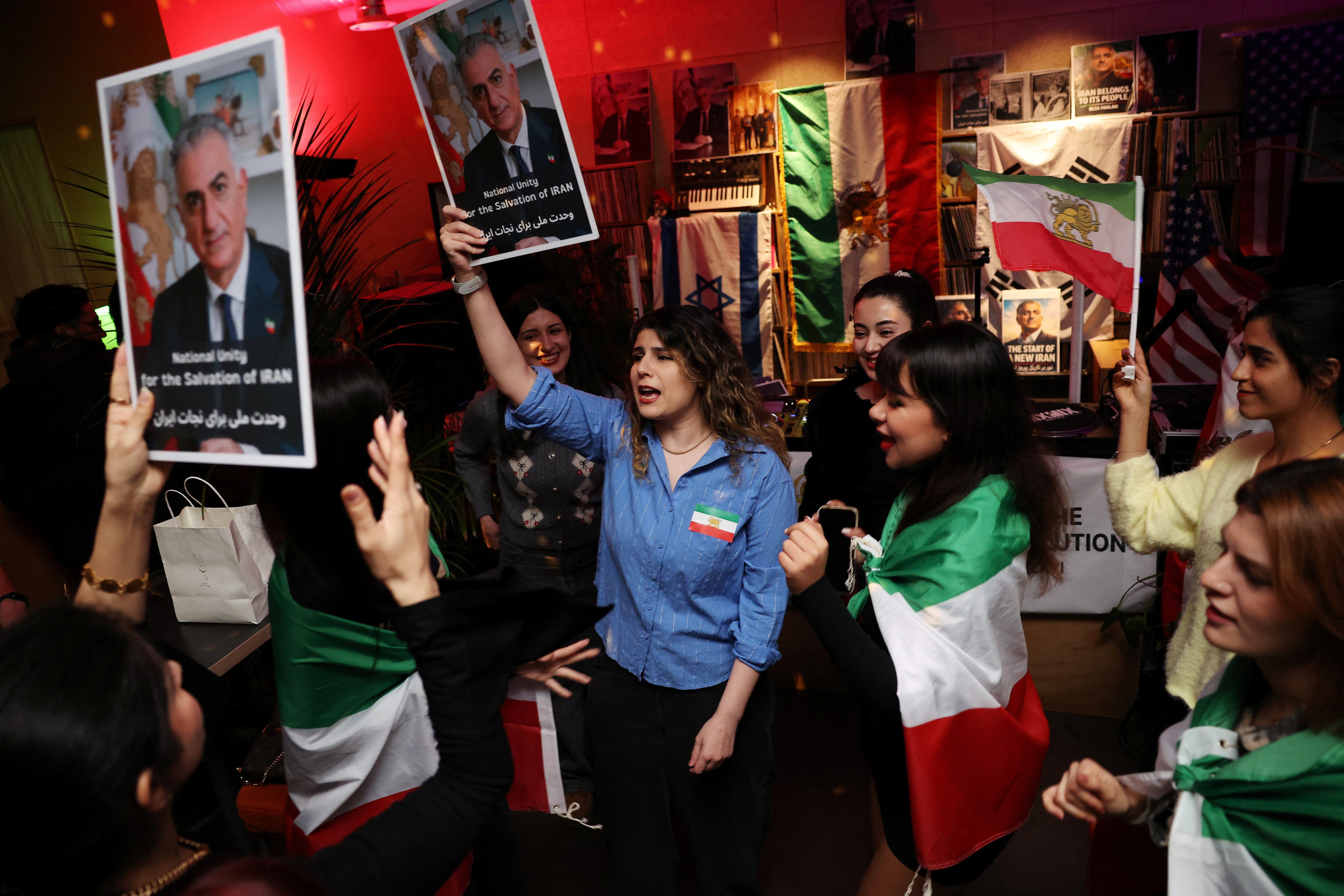 Iraníes exhiben retratos de Reza Pahlavi y la bandera del “León y Sol” en una celebración tras la muerte de Khamenei (REUTERS/Kim Hong-Ji)