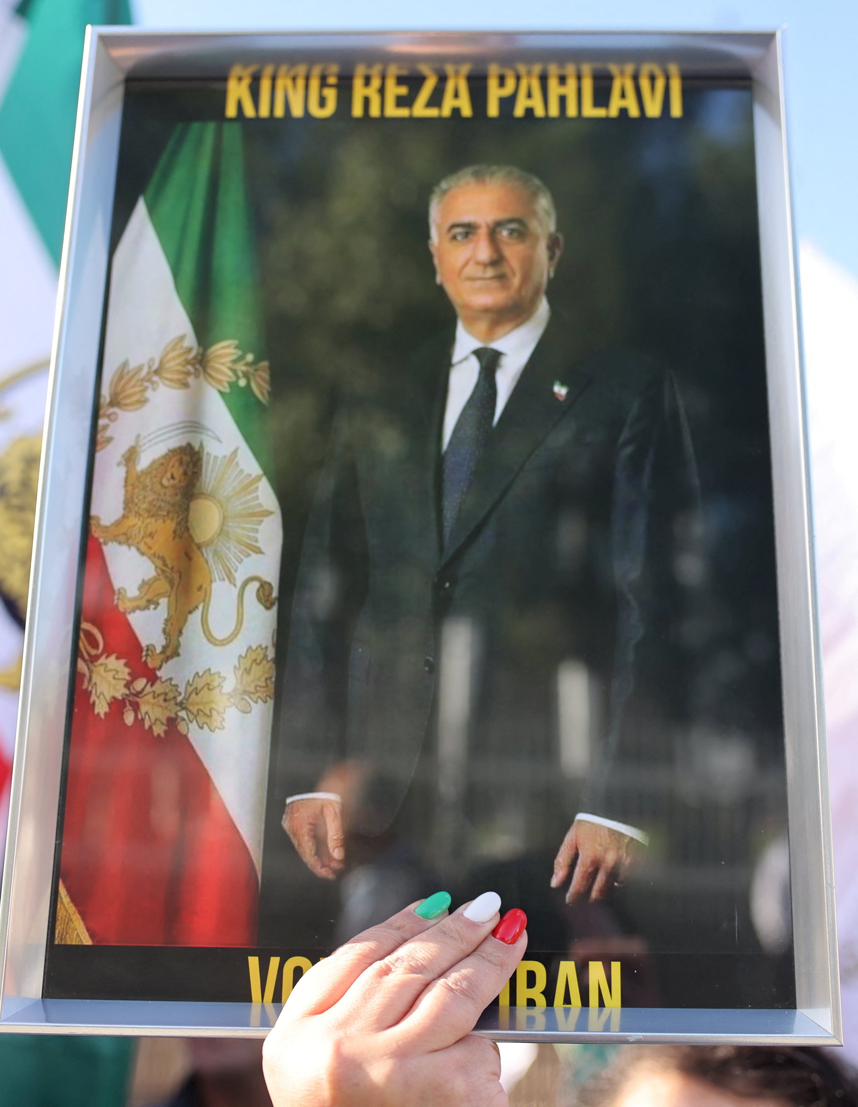 Una manifestante exhibe el retrato de Reza Pahlavi durante una marcha en Nicosia, Chipre, convocada por el Día Mundial de Acción por Irán (REUTERS/Yiannis Kourtoglou)