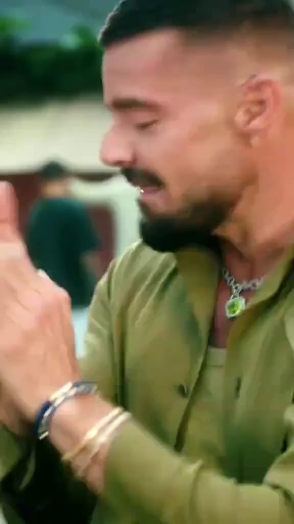 Un integrante de la esperada colaboración para la nueva versión de 'Vuelve' de Ricky Martin, Tini y Los Ángeles Azules, es visto en el adelanto recién publicado.