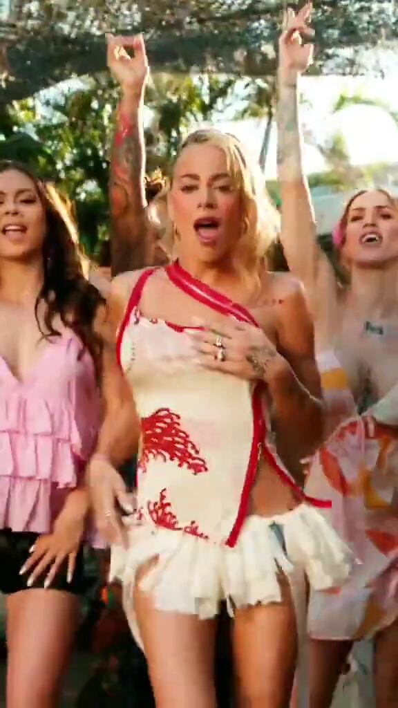 Tini Stoessel, en el primer adelanto del videoclip de 'Vuelve', donde colabora con Ricky Martin y Los Ángeles Azules, luce un atuendo vibrante mientras canta rodeada de bailarines.