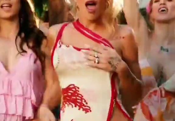 Ricky Martin relanza “Vuelve” con Tini Stoessel y Los Ángeles Azules: así suena la icónica balada en modo cumbia