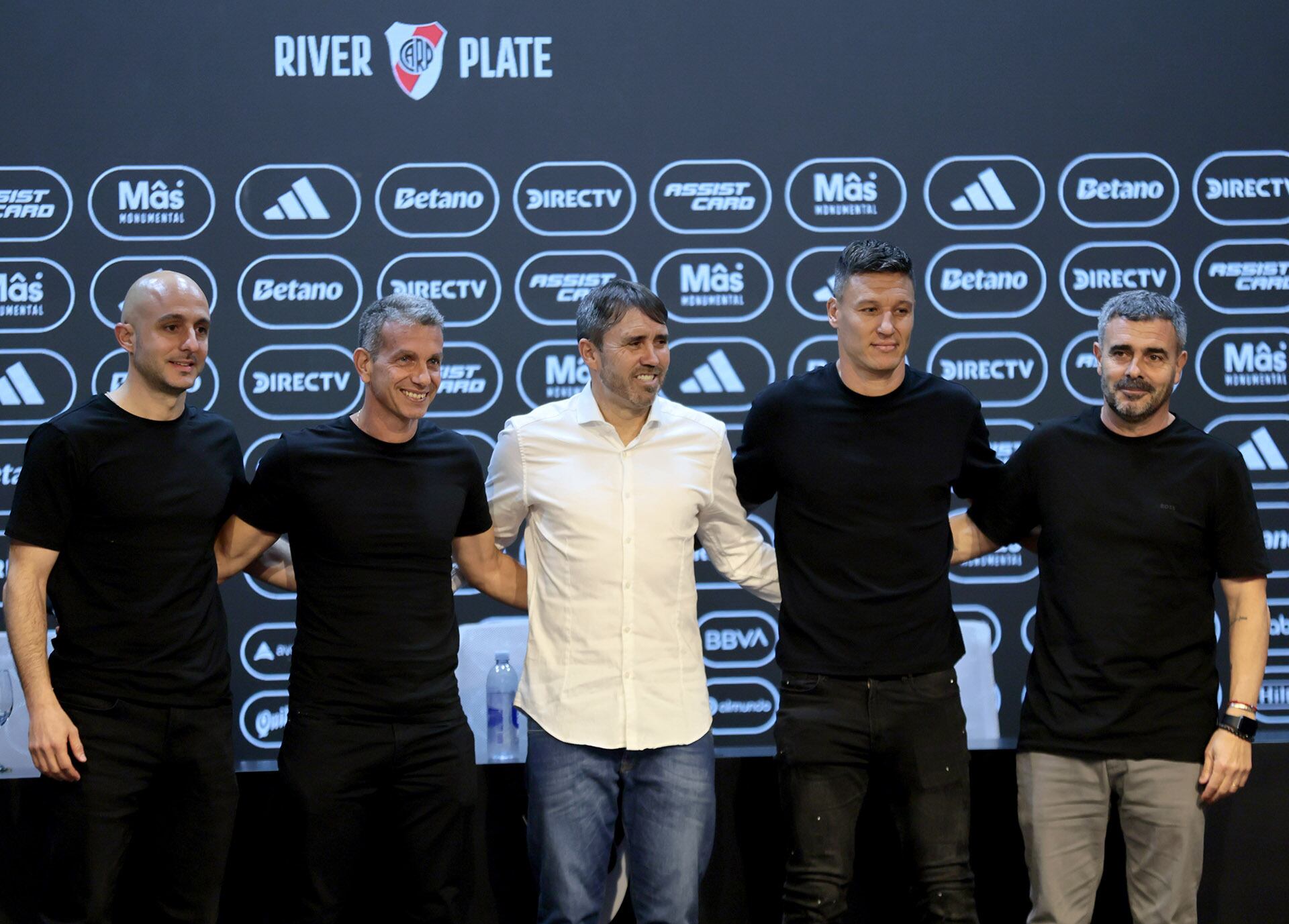 Chacho Coudet con su cuerpo técnico (Fotobaires)