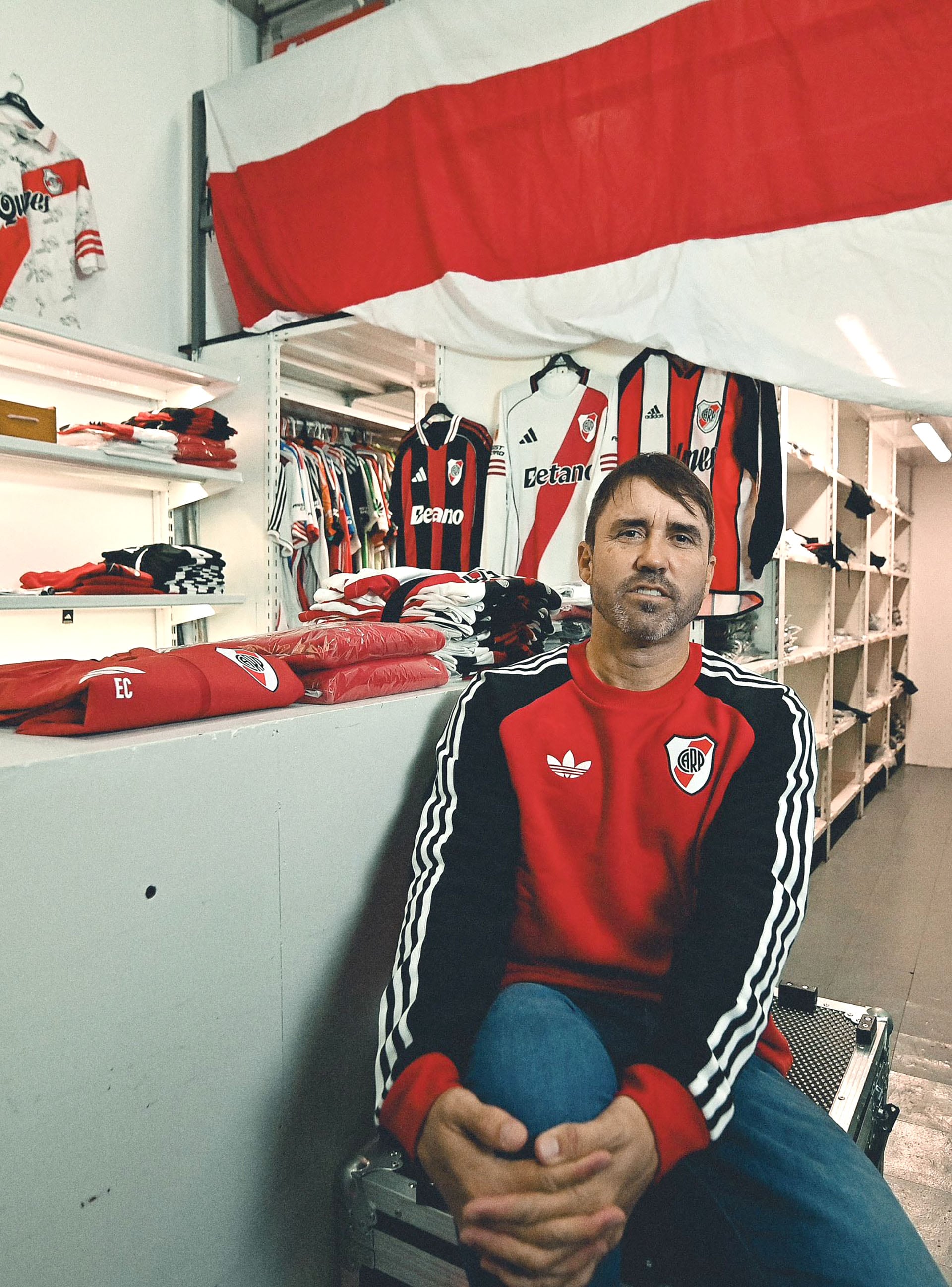 La primera foto que publicó River de Eduardo Coudet como DT emulando una recordada producción cuando era jugador (Foto: @RiverPlate)