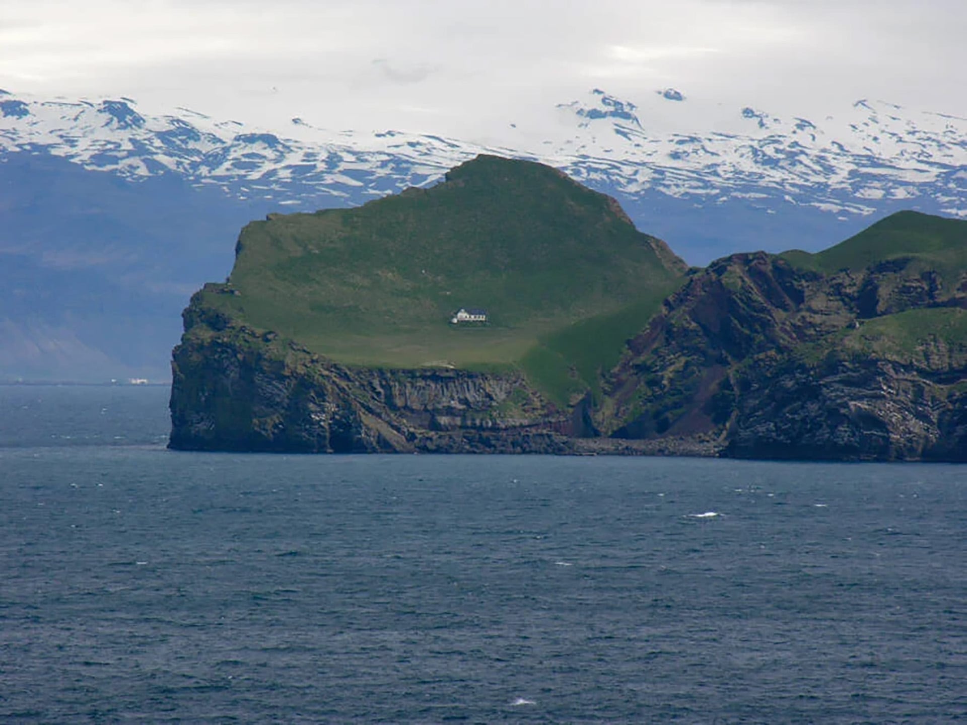 La solitaria cabaña de Ellidaey ha convertido a la isla en un fenómeno viral y destino soñado para viajeros amantes del misterio