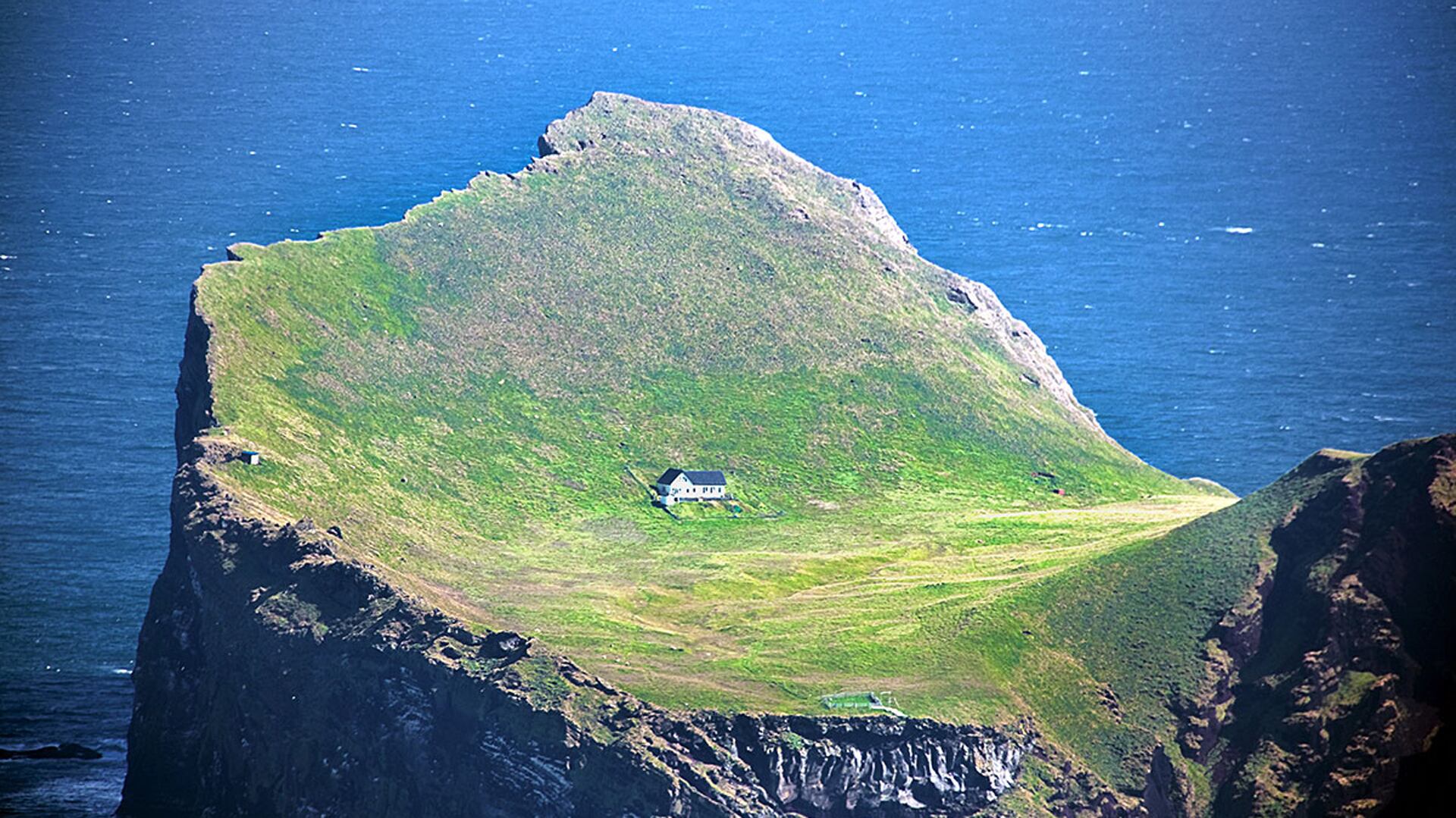 La casa más solitaria del mundo se alza sobre la remota isla Ellidaey, rodeada por el océano Atlántico y acantilados de Islandia