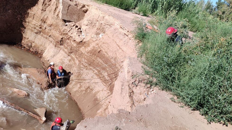 Bomberos de Mendoza y la Policía coordinaron un rescate urgente en el barrio Ujemvi tras el desplome del margen del canal