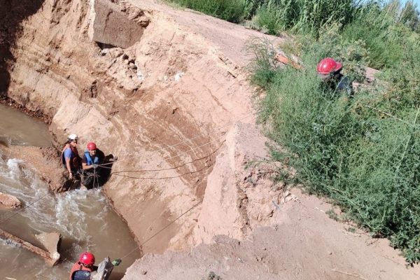 Rosario: rescataron a un hombre que cayó en un pozo que se abrió en el patio de su casa