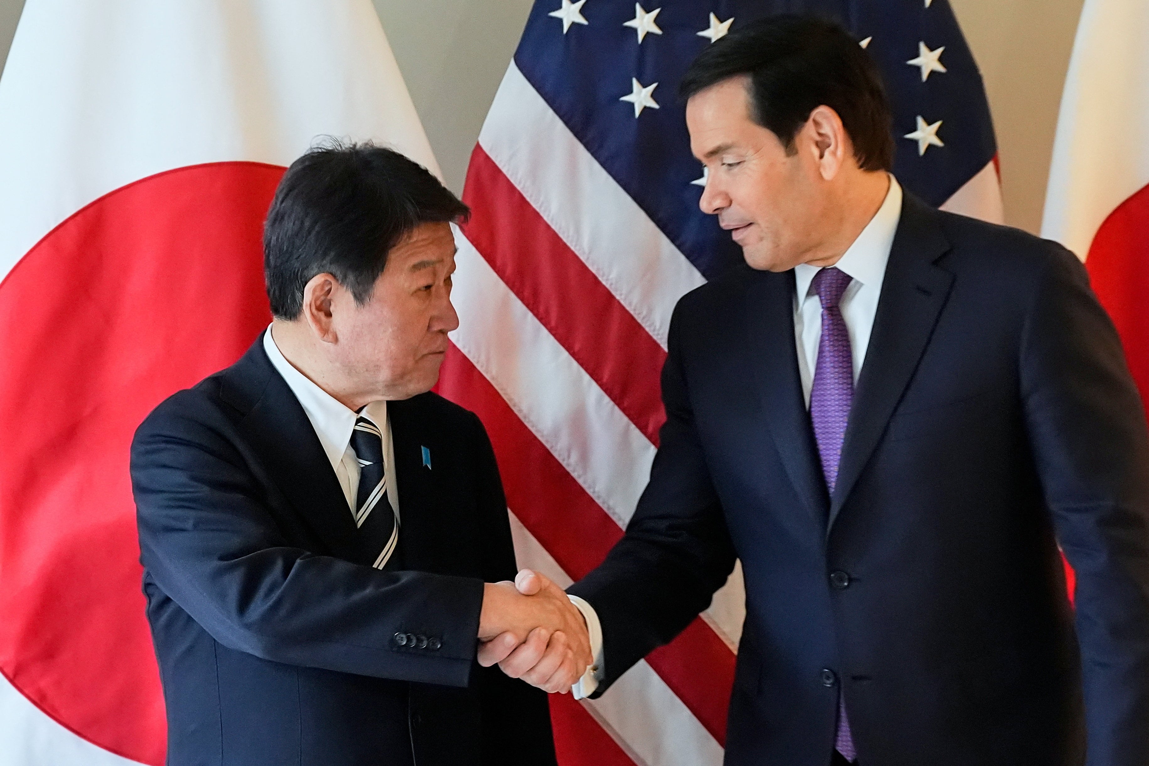 El secretario de Estado de EEUU, Marco Rubio, estrecha la mano del ministro de Asuntos Exteriores de Japón, Toshimitsu Motegi (REUTERS)